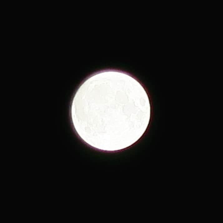 竹井亮介のインスタグラム：「2023年8月30日。 午後10時過ぎ、南の空。 ほぼ満月。 スーパーブルームーンのちょっと手前。 雲に隠れても、この明るさ。  #お月さま  #満月  #空」