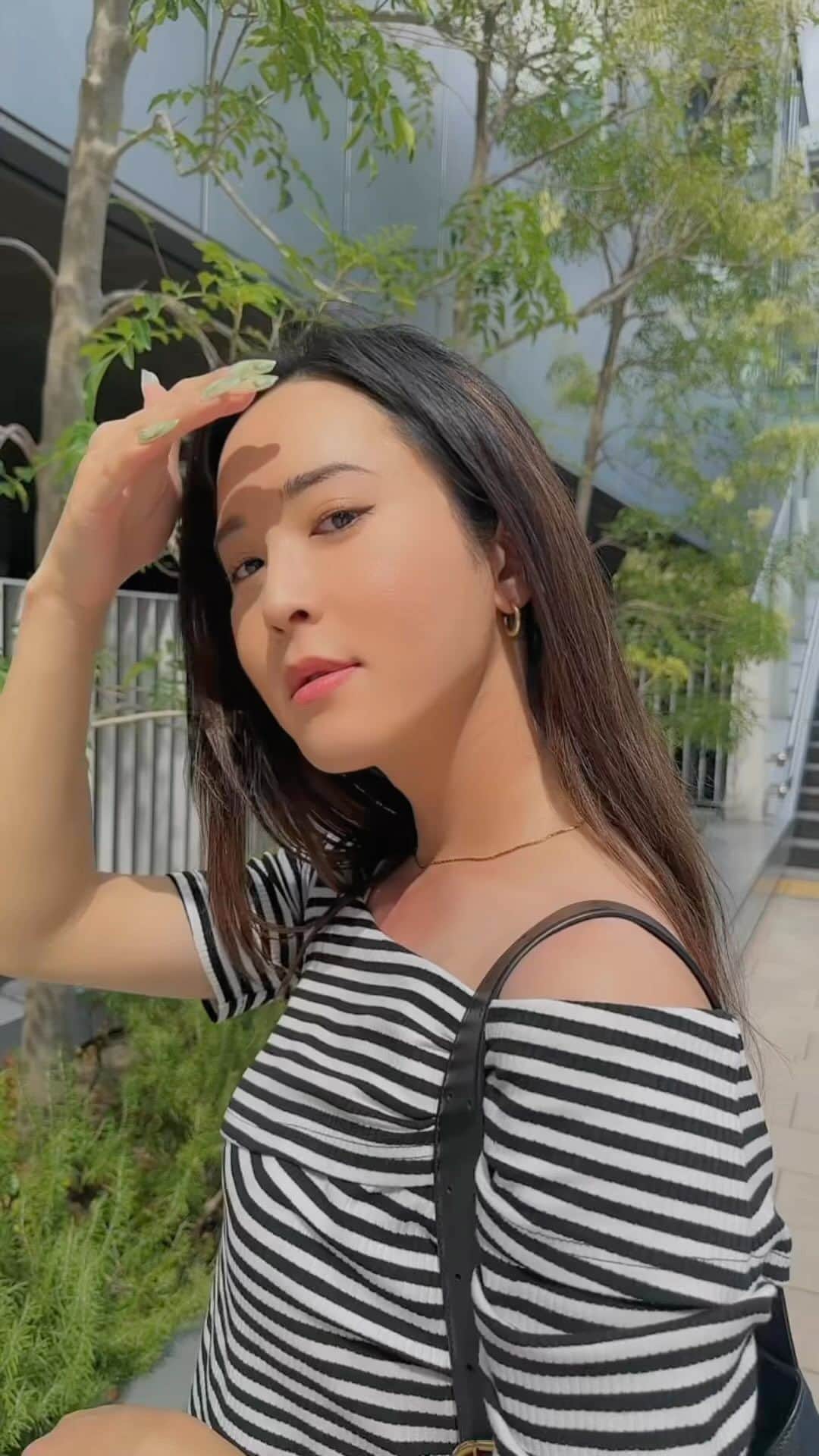 花上惇のインスタグラム：「みんな夏満喫できた？🍉  最近周りの友達とかフォロワーさんからも見た目の印象が柔らかくなったって言ってもらえる事が増えてすごく嬉しい🥹  お肌のケアについてもめっちゃ聞かれるんだけど(聞く相手間違ってない？←)、私はお肌に自信がないからこそ毎日頑張ってる！ 美しさは継続の上に成り立つって信じてる！ どんなに良い化粧品を使ったり、美容施術を受けても、すぐに大きな変化は得られないから😮‍💨  スキンケアの基本はクレンジング！ 肌に入れるモノも大切だけど、まずは汚れをきちんと落とす事にフォーカスしてみて🤍  《Yunth生ビタミンCクレンジングクリーム》はクリームの優しさとオイルの洗浄力のいいとこ取りで、しっかりメイクを落としつつ、ビタミンカプセル*の力で洗い上がりぷるっぷるなの！  人気すぎて一度完売しちゃってるけど、また売り切れる前に私のハイライトのリンクからお得にゲットできるのでチェックしてね✅  *ビタミンカプセル…酢酸トコフェロール(保湿)  #PR #Yunth #クレンジング #肌ケア #メイク #コスメ#美容 #オイルクレンジング #スキンケア #毛穴ケア#おすすめ」