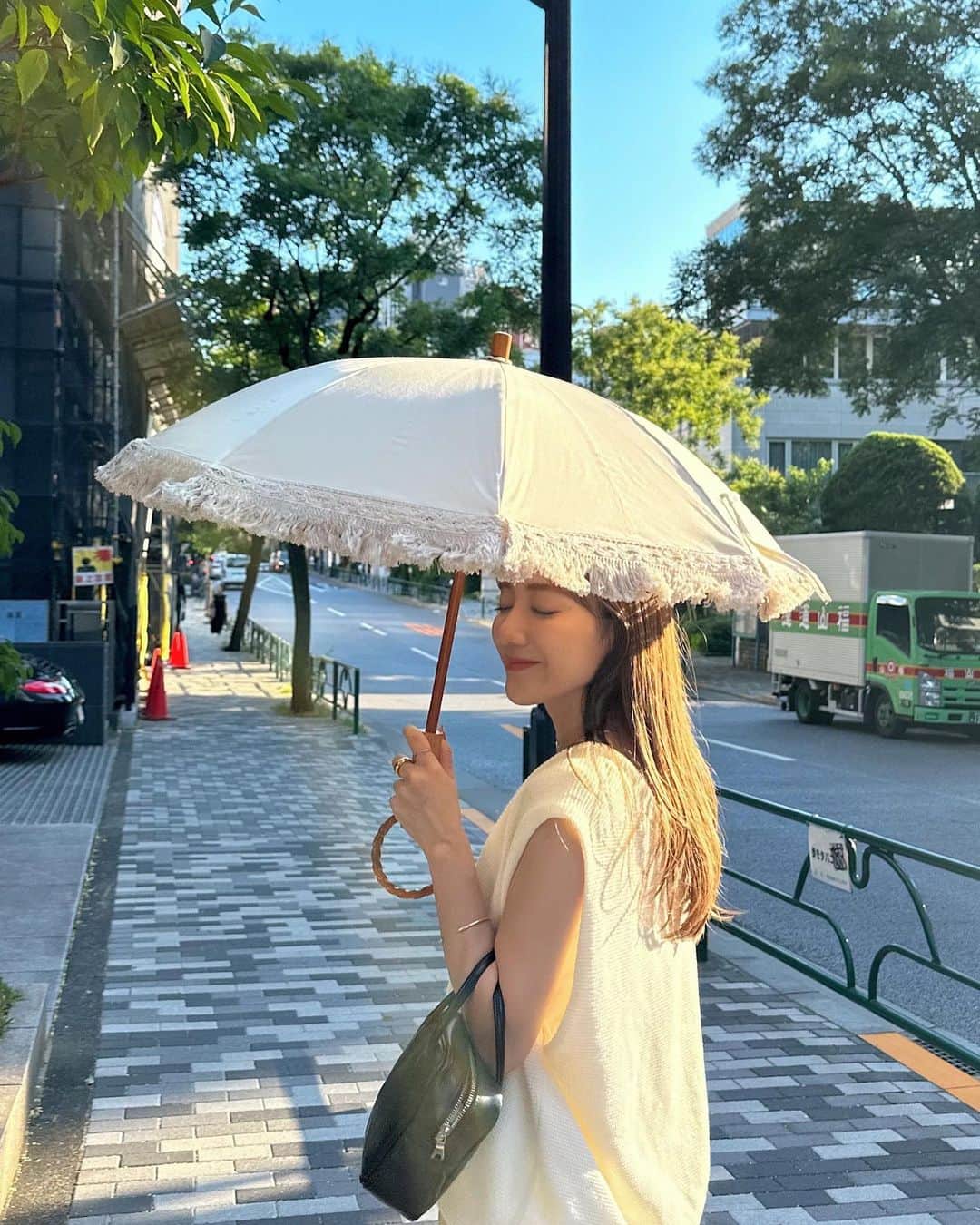小川陽香さんのインスタグラム写真 - (小川陽香Instagram)「念願の！！ずっと欲しかった @ohmori3 の日傘を買いました🫶🏻🌂 ㅤ ㅤ ハンドルがカスタム出来てめっちゃ可愛いんよ🥺 私はリングタイプに🤍（これは行く前から決めてた！） 本当はブラックの折りたたみにしようかなって思ってたけど、 実際見たらふっさふさのフリンジが可愛くて。。♡ ㅤ これにした✌🏻💞 長く使いたいから大切に使ってる〜〜！☺️ ㅤ  ㅤ #日傘 #大森商店 #傘」8月30日 22時12分 - _haruka824
