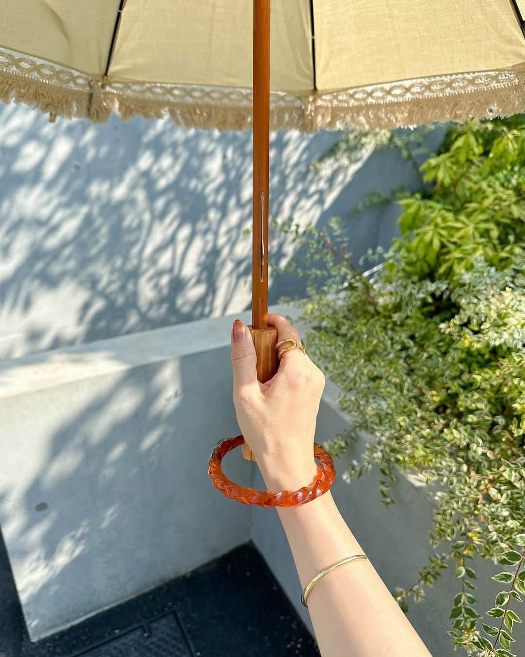 のインスタグラム：「念願の！！ずっと欲しかった @ohmori3 の日傘を買いました🫶🏻🌂 ㅤ ㅤ ハンドルがカスタム出来てめっちゃ可愛いんよ🥺 私はリングタイプに🤍（これは行く前から決めてた！） 本当はブラックの折りたたみにしようかなって思ってたけど、 実際見たらふっさふさのフリンジが可愛くて。。♡ ㅤ これにした✌🏻💞 長く使いたいから大切に使ってる〜〜！☺️ ㅤ  ㅤ #日傘 #大森商店 #傘」
