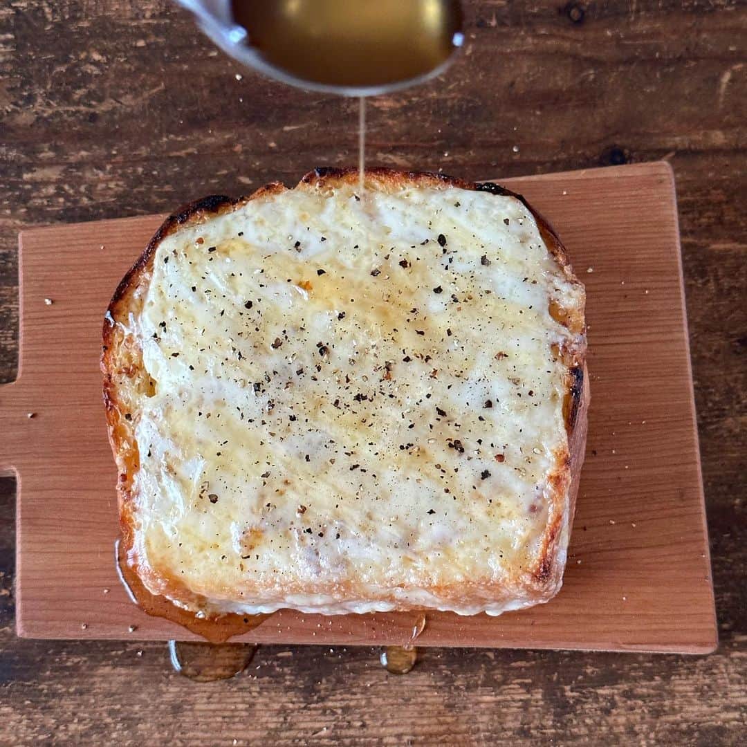 Tesshiさんのインスタグラム写真 - (TesshiInstagram)「ハニーマスタードマヨチーズトースト Cheese toast with honey mustard mayo #yummy #homemade #healthy #toast #honey #honeymustard #cheese #おいしい #トースト #チーズ #チーズトースト #ハニーマスタード #はちみつ #マカロニメイト #フーディーテーブル #手作り  下から→食パン、マスタード、チーズ、マヨネーズ、焼いて、、はちみつ、黒胡椒など Bread, mustard, cheese, mayonnaise… honey and pepper…」8月30日 22時13分 - tmytsm