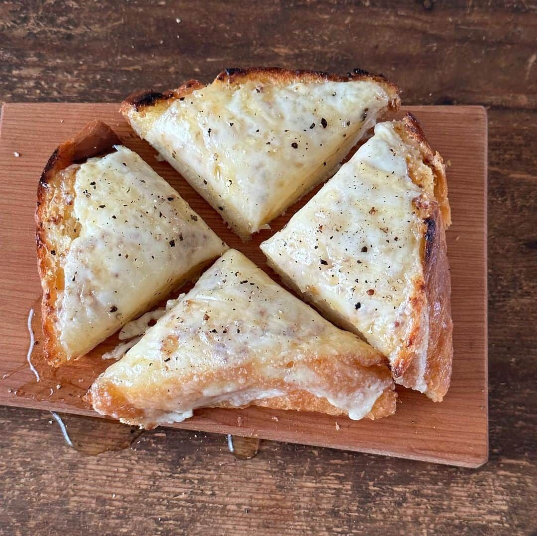 Tesshiのインスタグラム：「ハニーマスタードマヨチーズトースト Cheese toast with honey mustard mayo #yummy #homemade #healthy #toast #honey #honeymustard #cheese #おいしい #トースト #チーズ #チーズトースト #ハニーマスタード #はちみつ #マカロニメイト #フーディーテーブル #手作り  下から→食パン、マスタード、チーズ、マヨネーズ、焼いて、、はちみつ、黒胡椒など Bread, mustard, cheese, mayonnaise… honey and pepper…」