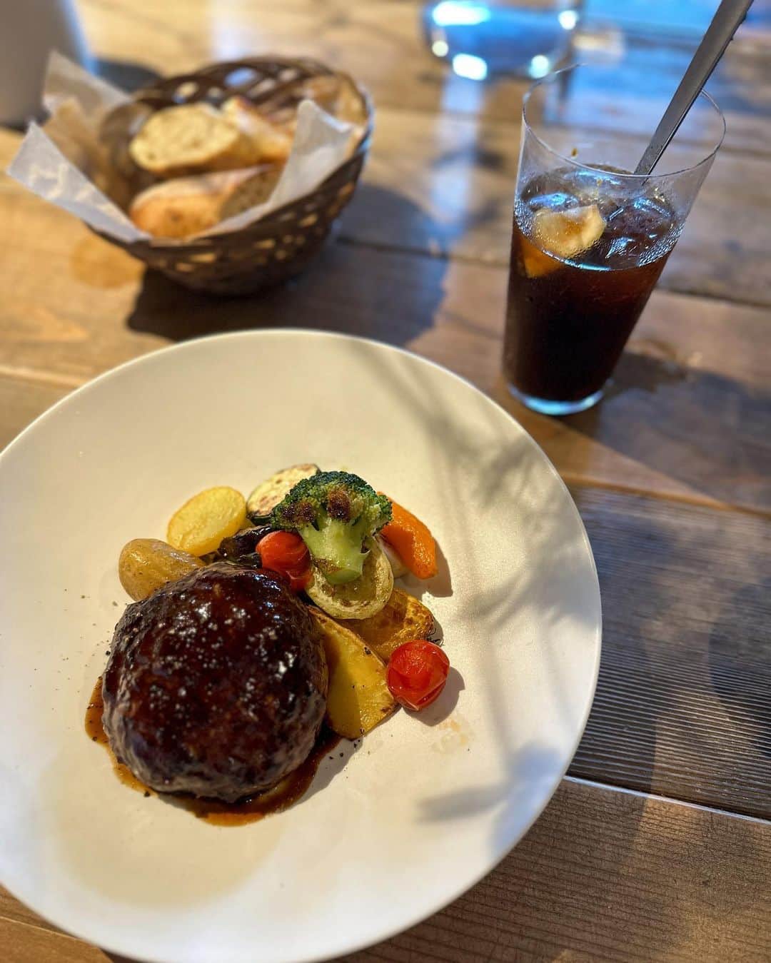 伊藤奈月さんのインスタグラム写真 - (伊藤奈月Instagram)「⁡ 鹿ハンバーグ 食べ行った時🦌🫶🏻 ⁡ トップスは、 カイルアで フラッと入った可愛いお店で 買った お気に入りの🏝️」8月30日 22時24分 - naachan__