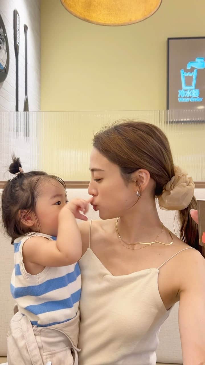 志田友美（ゆうみん）のインスタグラム：「俺らだいたいいつもこんな感じっ😚🎶  オシャレにランチ😉なんてできません  気合いのひとつ結びに片手子供に食べさせ、もぐもぐしてる間に自分も駆け込み…☺️  子連れご飯は🍚食べた気がしませんね😉笑  しつこくちゅーする私👵🏼につきあってくれる娘👧🏻🧡  #1歳女の子 #女の子ママ #子連れランチ #ほっぺつんつん女」