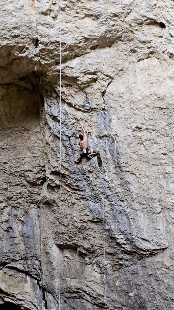 のインスタグラム：「Around a 30-minute drive from Paklenica 🇭🇷 (Croatia, Europe), there is a Vranjača cave which is a true gem for climbing in the heat 😅 After making the first ascent of Mia 9a, I was sure I was going to bolt something new. The rock in the cave is very varied and has different climbing styles, my favorite is probably on the right-hand side deeper in the cave where it is cleaner face climbing on the edges 👌  The result of a couple of days in Vranjača cave is the first ascent of “A je to!” 9a/a+, and preparing the harder line called “B je to!”. The name suggests the estimated grade in the future, hopefully, I will be back soon 🤜🤛  You can see the two hardest sections of “A je to!” in the video 👌 The lower part is superpower endurance, rather basic climbing on edges with poor rest, the second crux is more modern climbing with big reaches in the roof and kneebars. All in all, I think it is quite a kingline and hopefully attracts some strong climbers in the future 💪  #adamondra #AO #rockclimbing #rockclimber #climbing #climbinglife #croatia #croatia🇭🇷 #vranjacacave #caveclimbing #cave」