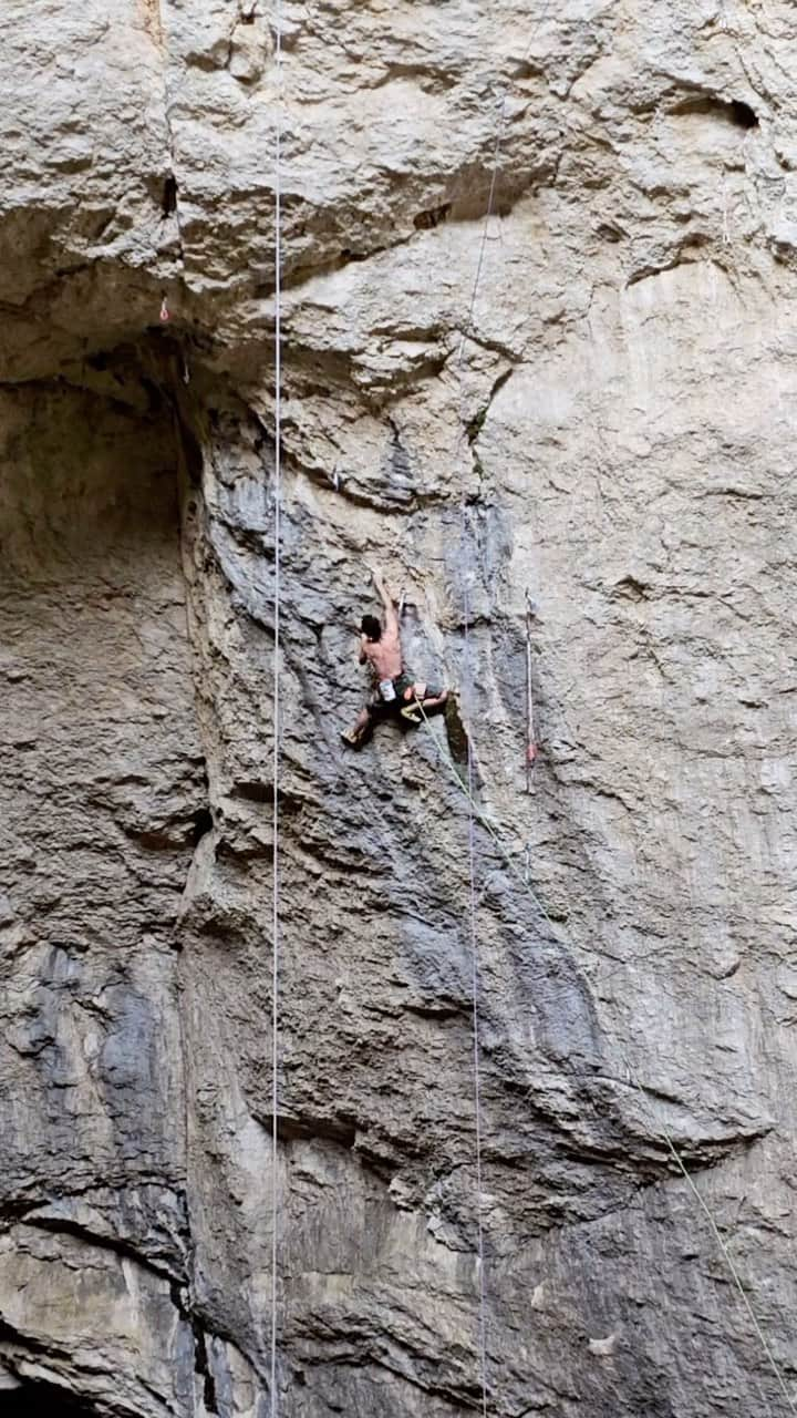 アダム・オンドラのインスタグラム：「Around a 30-minute drive from Paklenica 🇭🇷 (Croatia, Europe), there is a Vranjača cave which is a true gem for climbing in the heat 😅 After making the first ascent of Mia 9a, I was sure I was going to bolt something new. The rock in the cave is very varied and has different climbing styles, my favorite is probably on the right-hand side deeper in the cave where it is cleaner face climbing on the edges 👌  The result of a couple of days in Vranjača cave is the first ascent of “A je to!” 9a/a+, and preparing the harder line called “B je to!”. The name suggests the estimated grade in the future, hopefully, I will be back soon 🤜🤛  You can see the two hardest sections of “A je to!” in the video 👌 The lower part is superpower endurance, rather basic climbing on edges with poor rest, the second crux is more modern climbing with big reaches in the roof and kneebars. All in all, I think it is quite a kingline and hopefully attracts some strong climbers in the future 💪  #adamondra #AO #rockclimbing #rockclimber #climbing #climbinglife #croatia #croatia🇭🇷 #vranjacacave #caveclimbing #cave」