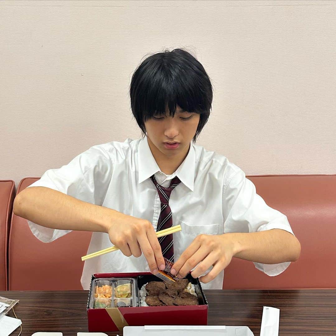 のインスタグラム：「8月30日　水曜日　晴れ こんにちは。奥平です。 今日はとんでもなく歩いた日でした。 12000歩、歩いたらしいです。 普段そんなに動かない僕からすると、流石に歩きすぎました。足が棒です。 ちょっと今日は写真がないので、のせがとった僕がお弁当を食べようとしてる写真で許してください。  まさかのりゅうびが日記を投稿してました。 アツすぎて家で声がでました。 まだ見てない方いらしたら見てみてください。 再現度が高いです。 なんかみんな日記にコメントしてくれてて、コメント読むのもとても楽しいです。 もっとコメントしてくれてもいいよ！ ちゃんと一個一個見させてもらってます🙇‍♀️  てか最近ヘッドホン壊れちゃったんですよね。 緊急で処置を施してなんとか復元できたんですけど、新しいのを買う気にならないんですよね。 あまりにもヘッドホンに愛着が湧きすぎて、新しい子を受け入れることができるかわからないんですよね。 物への愛着が湧くと、捨てることもできないですし、大変ですわ。 今日お昼くらいに、静かーなところで10分くらいぼーっとしてたんですけど、なんか充実しすぎてびっくりしました。 10分だけだし、別になんもしてないのになんか充実してました。 なぜでしょう。 なんかこういう時ありますよね。 例えば今日とか月がなんか満月に近い形してますけど、月とかぼーっと見てるとなんか時の流れがゆっくりな気がします。 この現象に誰か名前をつけてほしいです。 やっぱ人間って動くのもいいけどゆっくりするのも大切なんだなと思いました。 でもゆっくりしすぎるとなんか焦燥感に駆られて、うごがないといけない気がするんですよね。 この現象にも名前をつけてほしいです。 時の流れって、時と場合によって進む速さが違いますよね。 これちょっとした特殊相対性理論なのではないでしょうか。 自分でも何言ってるかわかりません。 ちょっと変な日記ですけど、明日はちゃんと書きます。 んじゃまた！  #奥平の日記」
