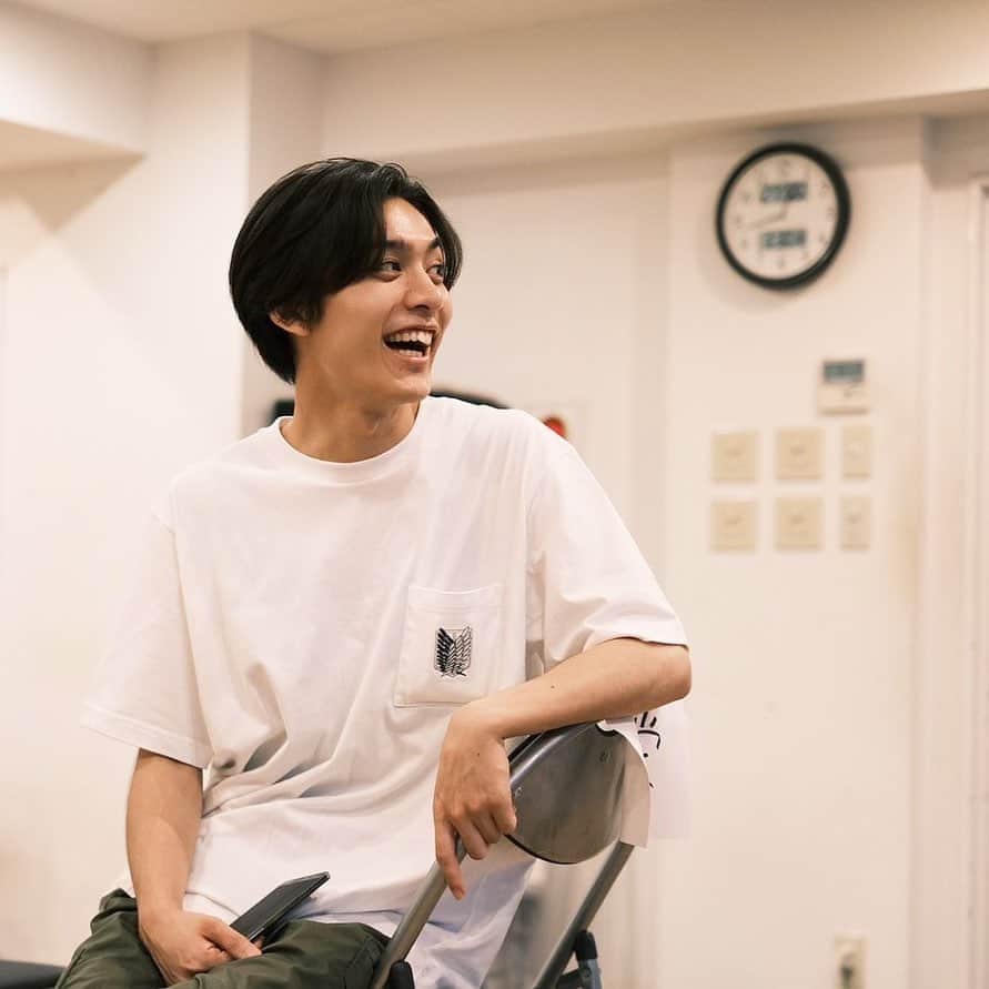 吉田知央のインスタグラム：「進撃の巨人Tシャツで稽古頑張ってきました  #血は燃ゆ」