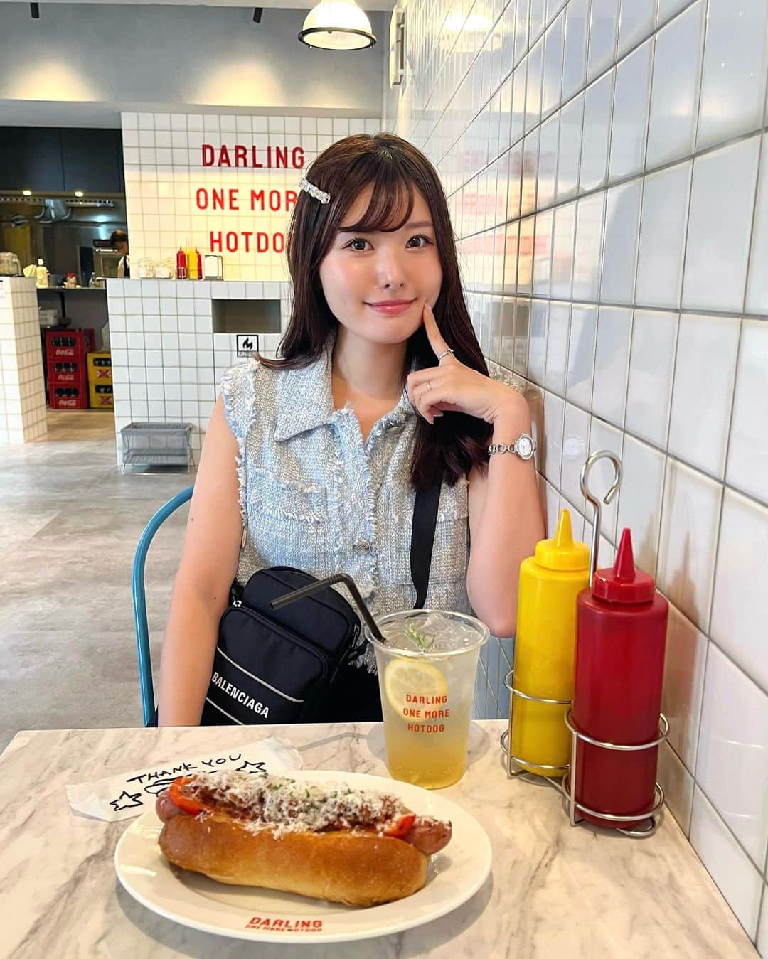 のインスタグラム：「ホットドッグ専門店🌭 @hotdog_doh   DOHドッグを注文したよ✍️ 人気ナンバーワンやった🫶💓 食べ応え抜群で美味しかったー💕 辛くないタコスミートが 入ってたよ🥺✨  📍 〒107-0062 東京都港区南青山３丁目１８−５ 1F  #ホットドッグ#ホットドッグ専門店#表参道#表参道カフェ#omotesando#東京#東京カフェ#hotdogs#daringonemorehotdog」