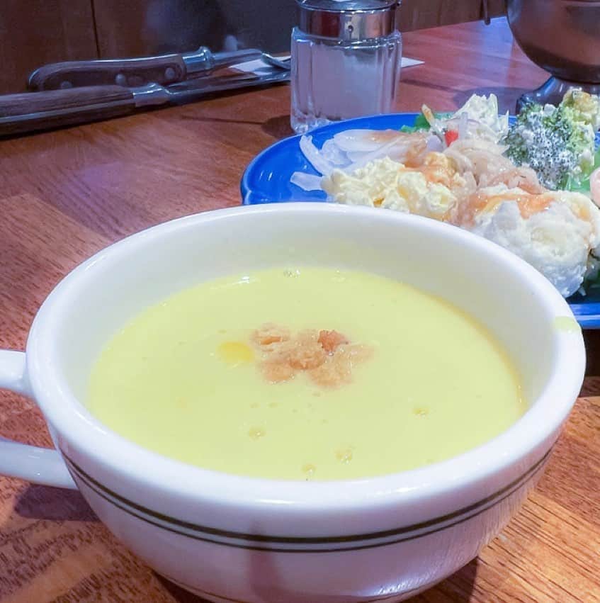 藤川奈々さんのインスタグラム写真 - (藤川奈々Instagram)「「炭焼き」「サラダバー」「大かまどごはん」炭火でしか出せないお肉の美味しさ♪  9年半ぶりに行きました～！2013年1月オープンなので10年！！  入口を入るとジュージュー炭焼き！！  大きく３つ、 「炭焼き」 「サラダバー」 「大かまどごはん」  備長炭の炭火でステーキと一部ハンバーグを店内オープンキッチンで調理、炭火でしか出せないお肉の美味しさがあるのだそうです。炭焼きのお肉は目の前で焼き上げてくれます。  サラダバーは野菜ソムリエ考案とのこと。  ご飯は大かまどで炊き上げた魚沼産コシヒカリ100％！！  おすすめは、  不動の人気No.1「ブロンコおじさんのこだわり炭焼きがんこハンバーグ」  王道ステーキ「炭焼き極選リブロースステーキ」  ランチタイム人気No.1メニューは「ブロンコおじさんのこだわり炭焼きがんこハンバーグランチ」  ランチタイムは新鮮サラダバーと大かまどごはん（パン）、スープがセットなのでお得♪  ここは予約制ではなく、来たもん順でしたw  アメリカンスタイルでまた来たくなるし、ジュージュー備長炭の炭火焼のステーキ、ハンバーグは格別な味！  次は9年半あけずに行こう♪  @nanayakko  #ステーキ #ハンバーグ #肉 #ブロンコビリー #サラダバー #食べ放題 #ランチ #千葉ランチ #千葉市ランチ #グルメ #千葉グルメ #千葉市グルメ #おすすめ #おすすめスポット #飲食店 #美味しい #ご飯屋さん #おひとりさま #おひとりさまグルメ #grurmet #chiba #japan #yumm」8月30日 22時22分 - nanayakko