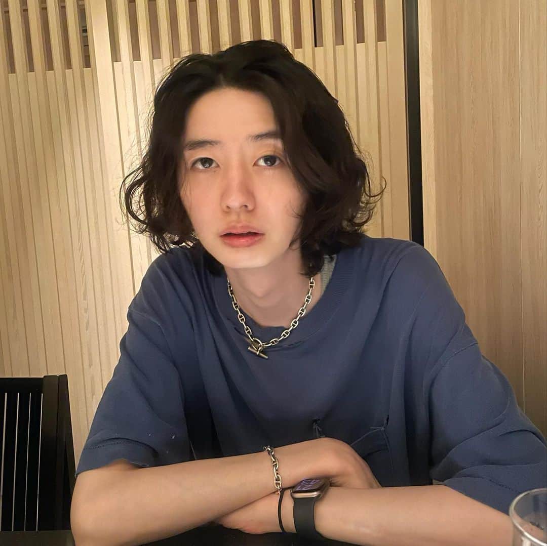 佐藤 渚のインスタグラム：「パーマ掛け直した 自然な村松→いつものニコニコ村松→ちょっと腹立つ顔の村松☺︎  @shuta_muramatsu   ヘアスタイルは→ @nagisa_menshair   女の子もいつも通り担当しているのでお気軽に予約してくださいね🎵  #パーマボブ  #ボブパーマ」