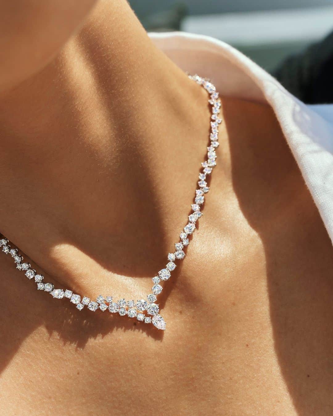 ハリー・ウィンストンのインスタグラム：「Like glittering ocean water on a sunny day, a diamond necklace beautifully captures the summer light. Add a touch of brilliance with this Sparkling Cluster Diamond Necklace—link in bio. #HarryWinston」