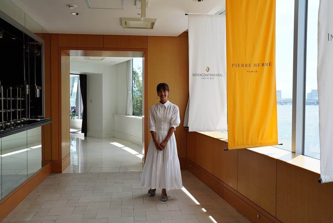 前田有紀さんのインスタグラム写真 - (前田有紀Instagram)「8月もあとラスト1日！ 今日はインターコンチネンタル東京ベイ　@intercontitokyobay さんで開催されたアフタヌーンティーで、ワークショップ&トークショーをしてきました。椎名洋ラン園さん　@orchidbeauty_jp とご一緒する楽しい企画でした。 レインボーブリッジをはじめとする東京湾岸の絶景を一望できる素敵な会場で、ピエール・エルメ・パリとのコラボレーションによる夏のフルーツをアレンジしたスペシャ ルアフタヌーンティー🧡  ゲストにファッションモデル神戸蘭子さん( @ranran0414 )をお迎えして、仕事や家庭、子育てなど暮らしの変化とともに変わってくる美容のお話など。同じ小学校一年生の子を持つママとしても、楽しくお話しさせていただきました。  そして、今回のメインテーマである【Orchid（ラン）】。私が思うランのすごさ、椎名洋ラン園の椎名さんにも解説いただき、ランの魅力を熱弁してしまいました。皆さんにとってより身近なお花になっていきますように。 ご参加くださったみなさま、ありがとうございました♡」8月30日 22時32分 - yukimaeda0117