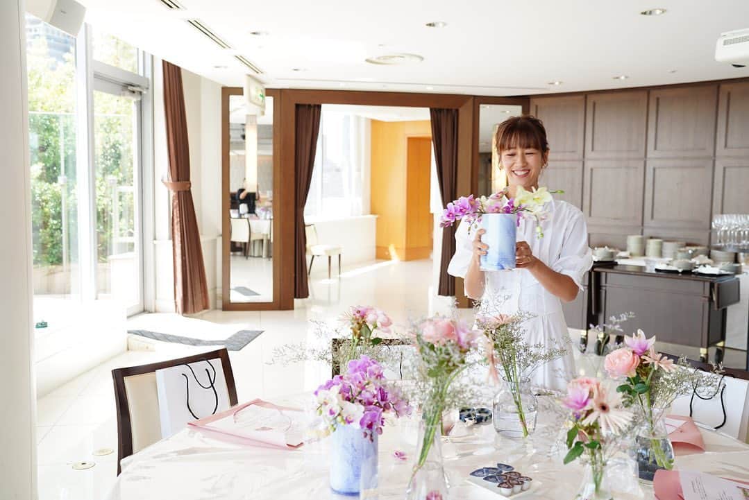 前田有紀のインスタグラム：「8月もあとラスト1日！ 今日はインターコンチネンタル東京ベイ　@intercontitokyobay さんで開催されたアフタヌーンティーで、ワークショップ&トークショーをしてきました。椎名洋ラン園さん　@orchidbeauty_jp とご一緒する楽しい企画でした。 レインボーブリッジをはじめとする東京湾岸の絶景を一望できる素敵な会場で、ピエール・エルメ・パリとのコラボレーションによる夏のフルーツをアレンジしたスペシャ ルアフタヌーンティー🧡  ゲストにファッションモデル神戸蘭子さん( @ranran0414 )をお迎えして、仕事や家庭、子育てなど暮らしの変化とともに変わってくる美容のお話など。同じ小学校一年生の子を持つママとしても、楽しくお話しさせていただきました。  そして、今回のメインテーマである【Orchid（ラン）】。私が思うランのすごさ、椎名洋ラン園の椎名さんにも解説いただき、ランの魅力を熱弁してしまいました。皆さんにとってより身近なお花になっていきますように。 ご参加くださったみなさま、ありがとうございました♡」