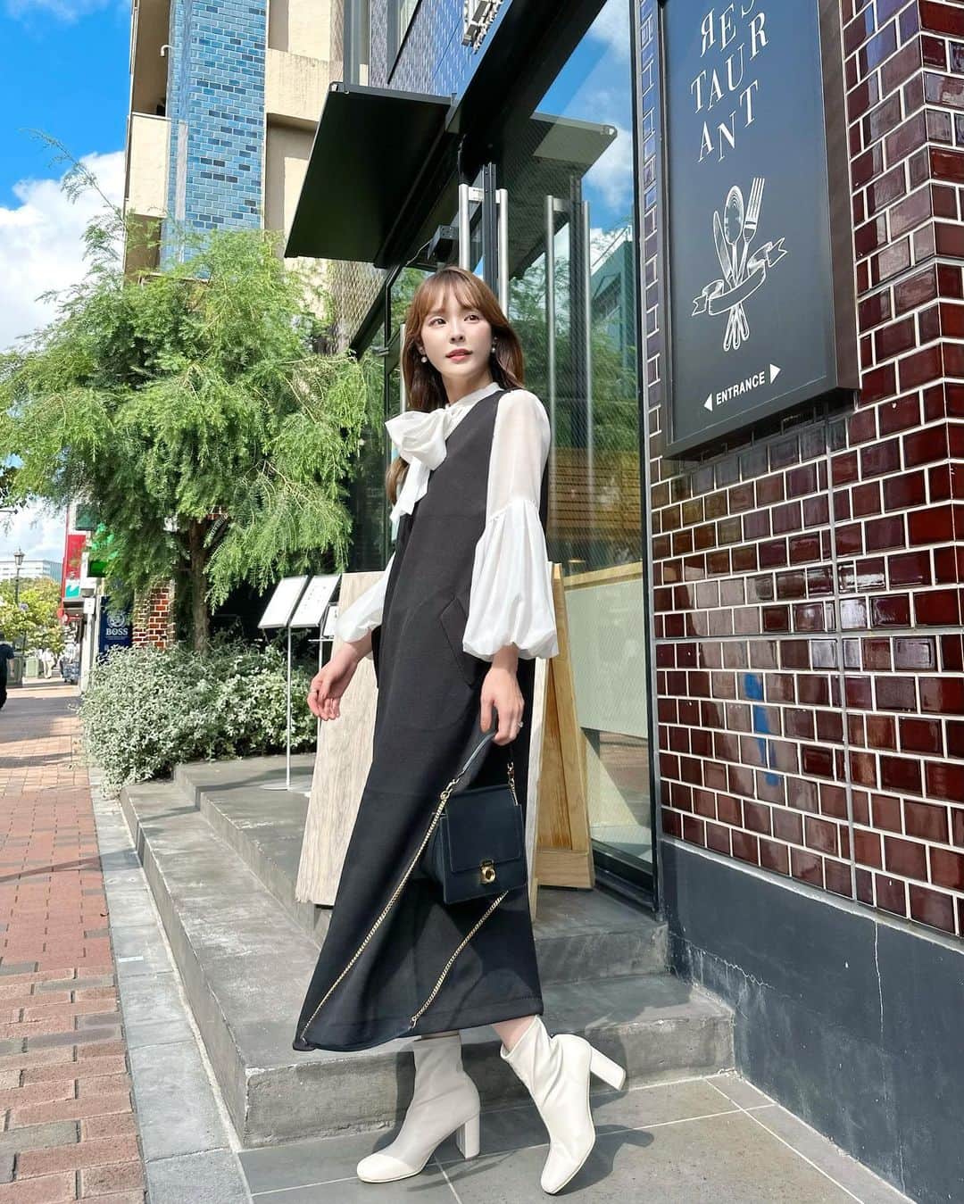 磯田 ひかる(Hikaru Isoda) のインスタグラム：「こんばんは🥰 8月終わりだけど暑さが続きますねー🙏  だけど服はすっかり秋モード🍁🍂 この日はジャンスカを着てました♡  インナー変えたら長く着れるのが嬉しい🫶💕  【着用アイテム】 Dress @classicalelf_official  上品リラクシーstyle。ポケット付Vネックワンピース ¥3,999税込  ------------------------------ picaru：162cm / 骨格ウェーブ 1st ブライトスプリング 2nd ブライトサマー  大人可愛いスタイルアップコーデ ヘアメイクを合わせた トータルスタイリングを提案🤍  不定期にストーリーで ファッションお悩み相談募集中🥰 ------------------------------  他の投稿を見る→【@picaruuu】」