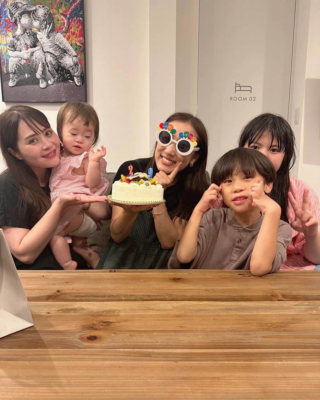おかんとむすめのインスタグラム：「.  今回の旅行はまきちゃんの お誕生日おめでとう会🎂✨  姉上となつは何度プールに 入ったのでしょう…笑  あちは何度なつのゲームを 奪いにいったのでしょう…笑  そしてよーた氏は何度 サウナを往復したのでしょう…笑  みんなが楽しめる旅行で いい思い出になりました😊🩷  誕生日って何歳になっても 特別な日だと思うから…  主役にとっても いい思い出になってますように🥺笑  改めてまきちゃんおめでとう🫶  #えぬくんちゃんねる #おかんとむすめ」