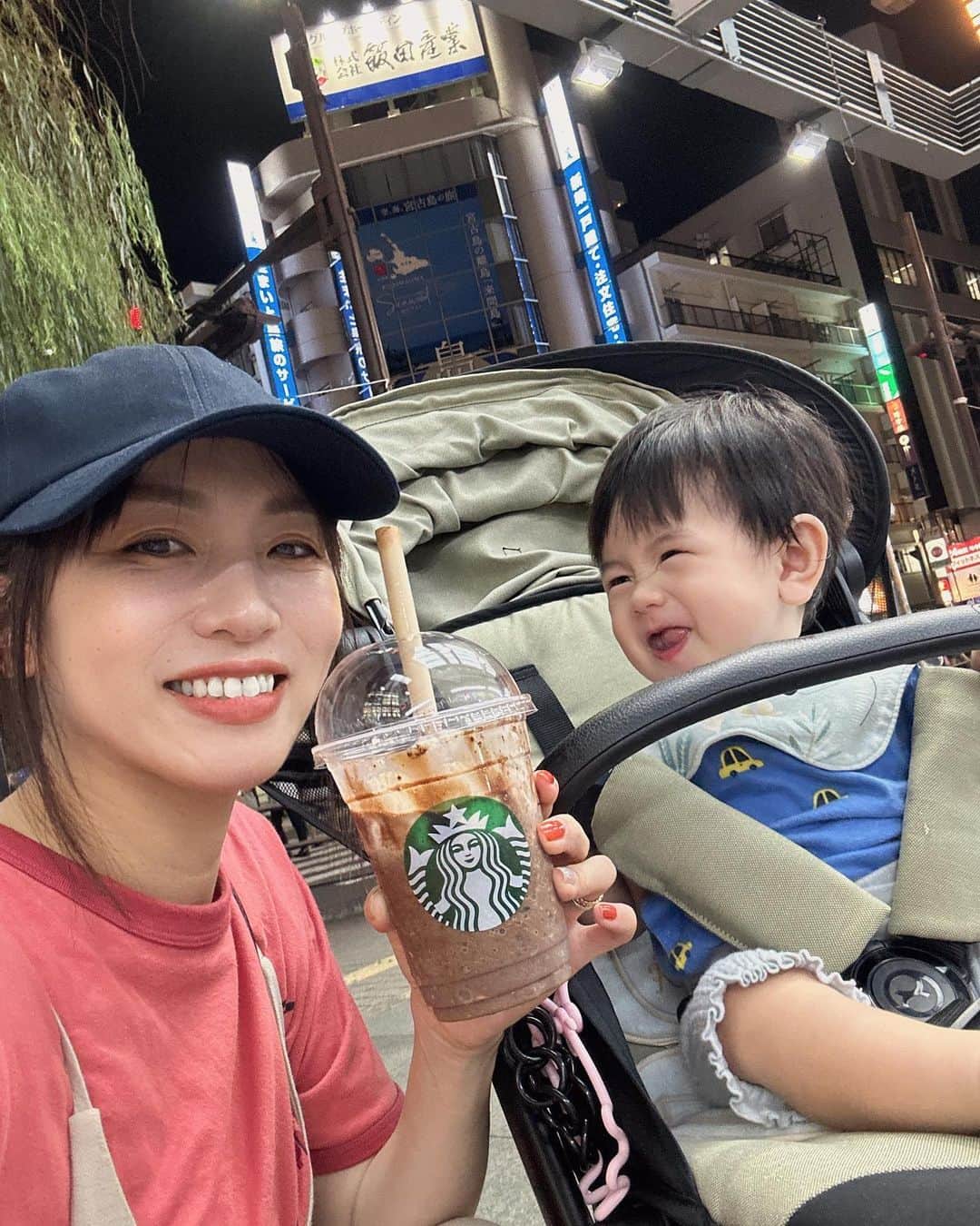 のインスタグラム：「夜の吉祥寺。 元気な子供達。  #BOYSママ #ダークモカチップフラペチーノカスタム  #blueinpulse  #5歳ゼロ歳 #東京 #cybex」