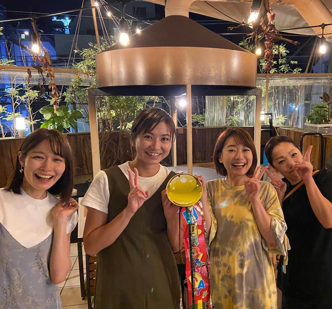 有田優理香さんのインスタグラム写真 - (有田優理香Instagram)「🎊  ハイパー時差投稿…🙇‍♀️  木村さん結婚おめでとう&お誕生日おめでとう&世界陸上解説頑張ってください壮行会👏✨✨ いっぱい飲んで食べてお話して楽しかった〜🥰  そして深夜に木村さんの世陸解説を聞いて、 メイクさんとともに感動しておりました…🥹💓 お疲れ様でした！！  そしてお疲れさま会しましょ！笑 加えてバチェラーの感想を語り合いたいのです🌹  #結婚祝い #誕生日プレート #木村文子 さん　#袋町グルメ  #グリルアンドデリリブ　#広島テレビ #テレビ派」8月30日 22時28分 - yurikaa0624