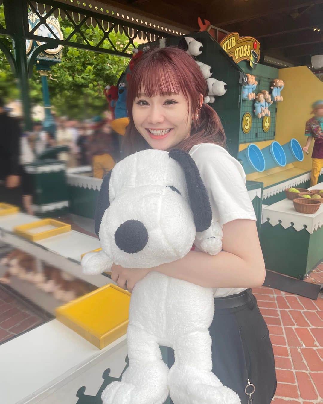松本慈子のインスタグラム：「* 兄弟でユニバ行った💞  お姉ちゃんと弟がミニゲームでゲットしたぬいぐるみをしっかり、自分が取ったかのようにるんるんな人🥰  名古屋まで持って帰ってきたよ🧸  乗り物よりも座ってみるショーが好きになってる自分…大人になったな〜🥹笑」