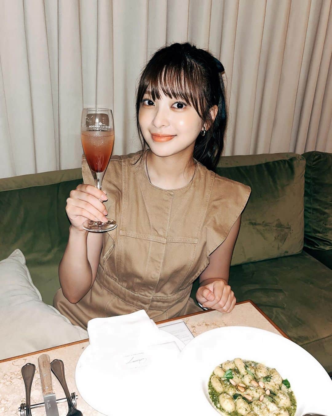 菊池柚花のインスタグラム：「. お友達とごはん🍽️ 桃のカクテルがフレッシュで美味しかった🍑🫶 バジルのニョッキも美味しかった、、🤤」