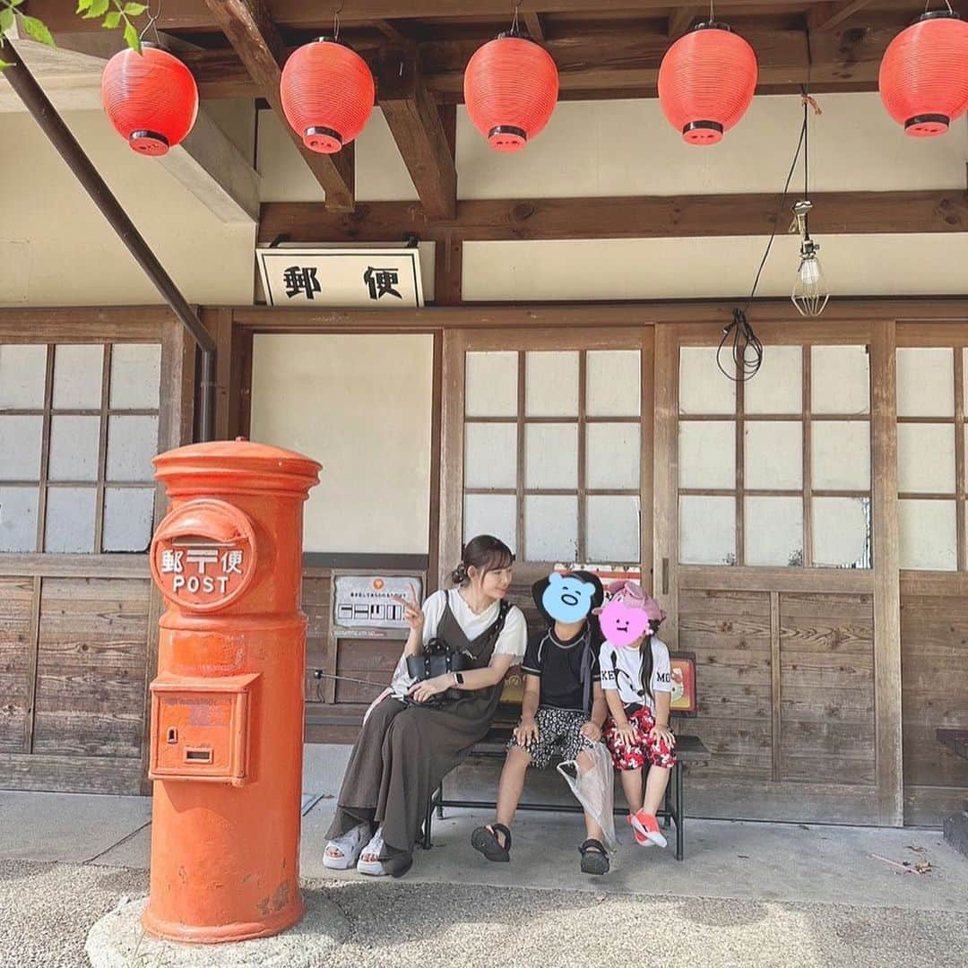 Riicoのインスタグラム：「in岐阜♡ ・ せっかく地元の愛知に帰ったのでfamily day~🫶🏻🥰 姉と甥っ子姪っ子と岐阜県の清流里山公園へ🌳💚 子供たちは水遊びしてめちゃくちゃ楽しそうだった☺️かき氷食べたり夏ー！て感じで🌈☀️ んで昭和レトロな感じの建物がたくさんあったり昔ながらの小学校みたいな建物もあったり物作りもできたりで遊ぶところもいっぱいですごく良きなところだった🙆🏻‍♀️❤️‍🔥！！ 緑いっぱいでリフレッシュになったし🌿また行きたいなぁと思った( ᵒ̴̶̷̤໐ᵒ̴̶̷̤ )♡ 甥っ子姪っ子の可愛さにも癒された😘🫶🏻 ノムノム良き休日でしたとさ🪄💫 ・ #ぎふ清流里山公園  #岐阜県　#おでかけ」