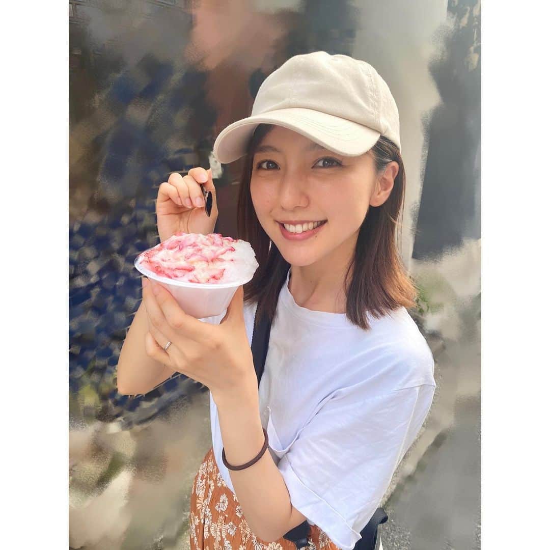 真野恵里菜のインスタグラム：「🍧 最後に行ったのは何年前なのか 思い出せないぶりのお祭り！！ 焼きそばとかフランクフルトとか 焼き鳥とか海鮮焼きとか いろんなところから美味しそうな匂いがして 時間も胃袋も足りませんでした😂 . . 屋台ってテンション上がるよね🤤🩵 #🍧 #夏祭り #久しぶりに夏らしいことした」