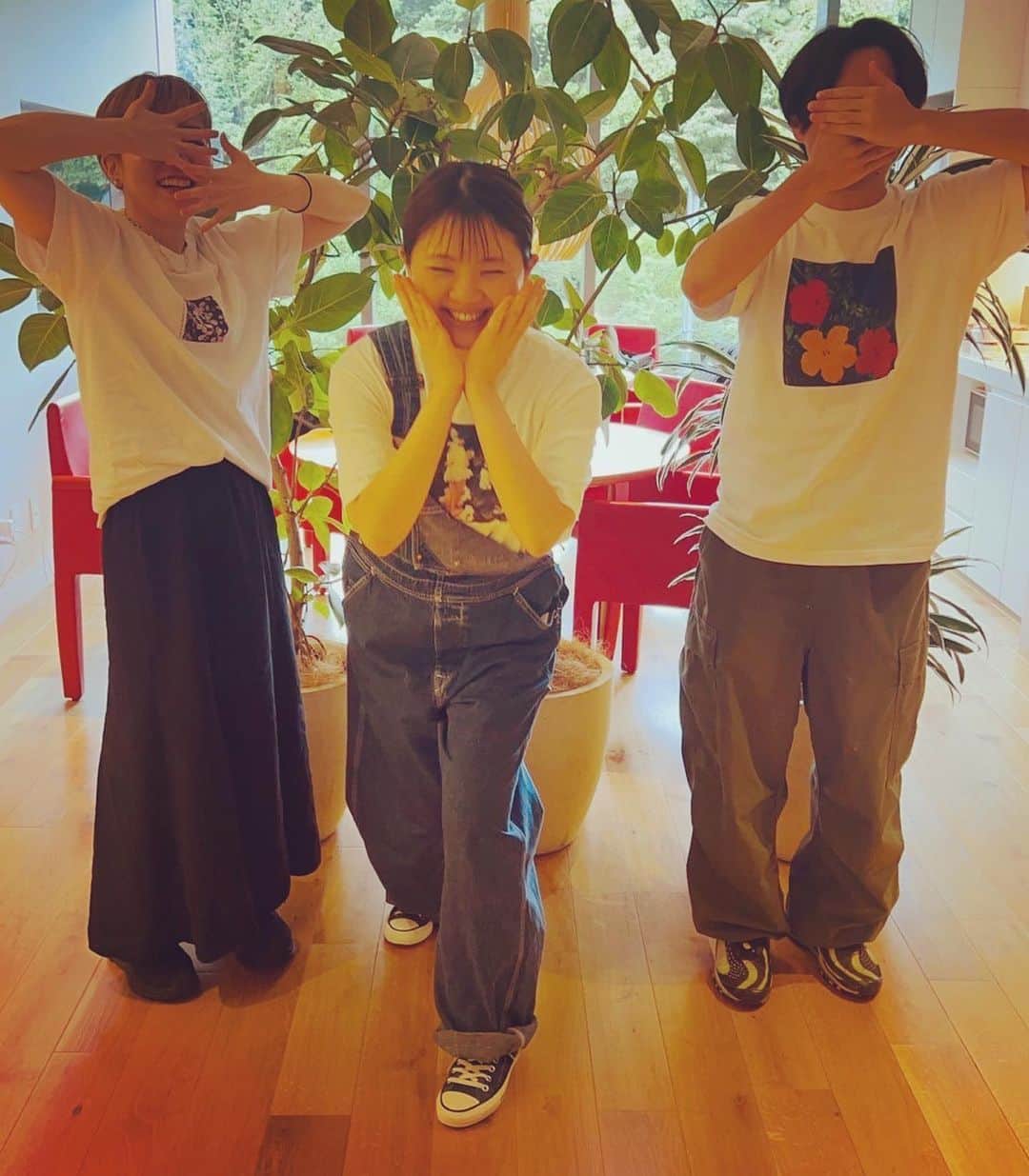 吉岡聖恵さんのインスタグラム写真 - (吉岡聖恵Instagram)「レコーディングスタジオに行ったら  Tシャツが花かぶり💐  写真とろーー😆😆😆って。  いつものスタッフさんたち✨  明るい皆さん達に感謝🧞‍♂️🧚‍♀️🧞‍♀️  オシャレで落ち着く演奏に乗せて  一緒に歌えた今日。  素晴らしいミュージシャンの皆さま  ありがとうございました🧡🩵💚  #気持ちそろってます」8月30日 22時41分 - kiyoe_yoshioka_official