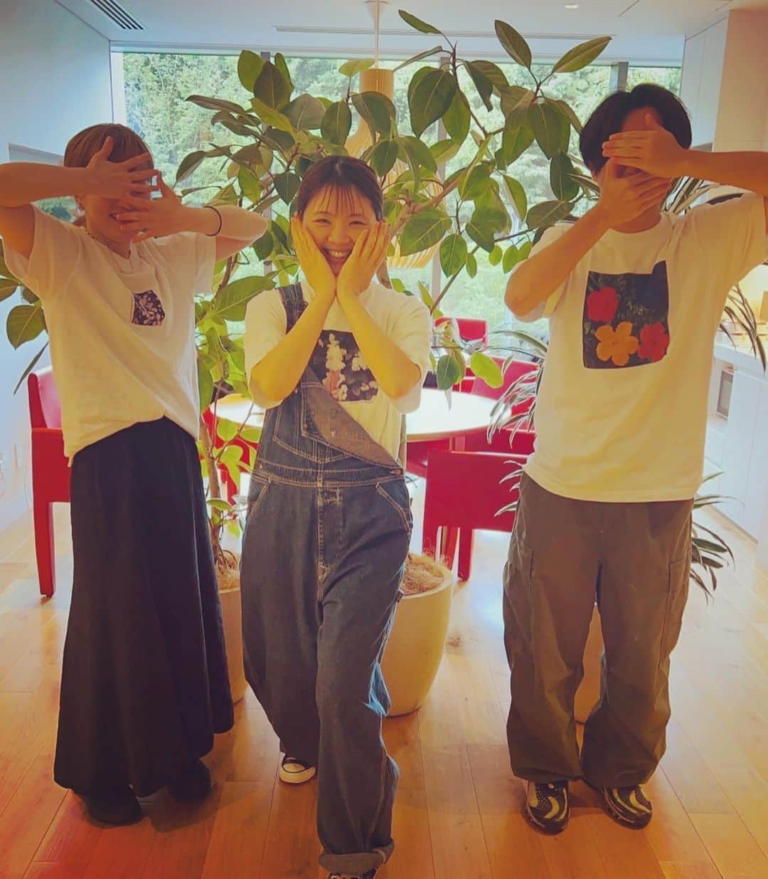 吉岡聖恵さんのインスタグラム写真 - (吉岡聖恵Instagram)「レコーディングスタジオに行ったら  Tシャツが花かぶり💐  写真とろーー😆😆😆って。  いつものスタッフさんたち✨  明るい皆さん達に感謝🧞‍♂️🧚‍♀️🧞‍♀️  オシャレで落ち着く演奏に乗せて  一緒に歌えた今日。  素晴らしいミュージシャンの皆さま  ありがとうございました🧡🩵💚  #気持ちそろってます」8月30日 22時41分 - kiyoe_yoshioka_official
