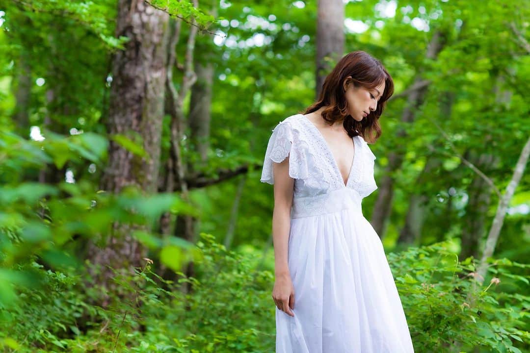 松本英子のインスタグラム：「「松本英子 café LIVE ～My Song Roots～』  高校時代の恩師をお迎えしての初コラボコンサートです🎵かなりレアな一夜になること間違いなし😎  日程：2023年11月18日（土） 時間：18:00 開場/ 18:30 開演 会場：BILLION-HOUSE（ビリオンハウス） 秋田市中通一丁目4番3号 エリアなかいち商業棟内1F   ※都合により会場が変更となりました。ご了承くださいませ🙇‍♀️ http://billion-house.jp/access.html  料金：4,000円（1drink付き） 出演：松本英子（vo.）本間貴士（g.） ゲスト：高瀬ちせ（vo.）高瀬公樹（g.）  チケットご予約🎫 https://eiko.official.ec/items/77621155」