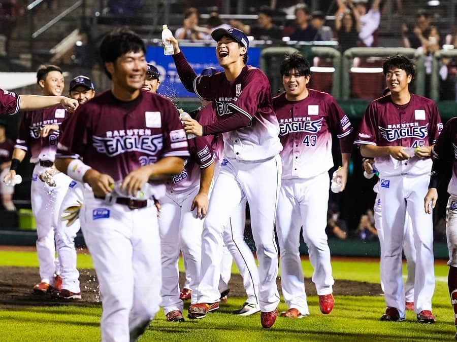 東北楽天ゴールデンイーグルスさんのインスタグラム写真 - (東北楽天ゴールデンイーグルスInstagram)「⚾️  ⚾️E 6x-4 L⚾️  9回表にまさかの3失点を喫してしまい2点のリードを許すも 直後の9回裏に浅村選手が22号逆転サヨナラ3ラン‼️‼️‼️ これで5連勝🎉FANS’ユニホーム着用試合は11戦10勝に🔥🔥 島内選手が3安打1打点💪🏼さらに辰己選手が2安打1打点✌🏼 投げては先発の藤平選手が5回2安打1失点の好投👏🏼👏🏼 安樂選手、酒居選手、渡辺翔太選手が1回無失点💯 そして内選手が4勝目✨✨✨  #鷲が掴む #rakuteneagles #浅村栄斗  #内星龍  #藤平尚真 #渡辺翔太 #島内宏明 #安樂智大  #酒居知史」8月30日 22時41分 - rakuten_eagles