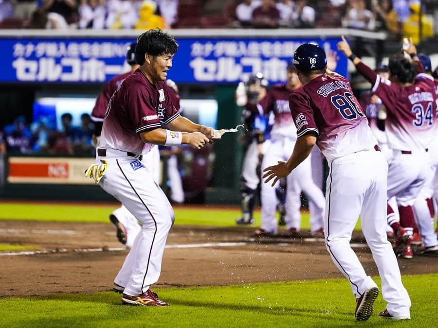 東北楽天ゴールデンイーグルスさんのインスタグラム写真 - (東北楽天ゴールデンイーグルスInstagram)「⚾️  ⚾️E 6x-4 L⚾️  9回表にまさかの3失点を喫してしまい2点のリードを許すも 直後の9回裏に浅村選手が22号逆転サヨナラ3ラン‼️‼️‼️ これで5連勝🎉FANS’ユニホーム着用試合は11戦10勝に🔥🔥 島内選手が3安打1打点💪🏼さらに辰己選手が2安打1打点✌🏼 投げては先発の藤平選手が5回2安打1失点の好投👏🏼👏🏼 安樂選手、酒居選手、渡辺翔太選手が1回無失点💯 そして内選手が4勝目✨✨✨  #鷲が掴む #rakuteneagles #浅村栄斗  #内星龍  #藤平尚真 #渡辺翔太 #島内宏明 #安樂智大  #酒居知史」8月30日 22時41分 - rakuten_eagles