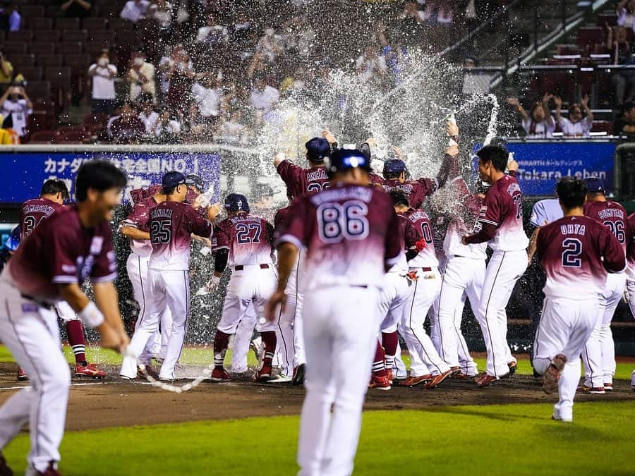 東北楽天ゴールデンイーグルスさんのインスタグラム写真 - (東北楽天ゴールデンイーグルスInstagram)「⚾️  ⚾️E 6x-4 L⚾️  9回表にまさかの3失点を喫してしまい2点のリードを許すも 直後の9回裏に浅村選手が22号逆転サヨナラ3ラン‼️‼️‼️ これで5連勝🎉FANS’ユニホーム着用試合は11戦10勝に🔥🔥 島内選手が3安打1打点💪🏼さらに辰己選手が2安打1打点✌🏼 投げては先発の藤平選手が5回2安打1失点の好投👏🏼👏🏼 安樂選手、酒居選手、渡辺翔太選手が1回無失点💯 そして内選手が4勝目✨✨✨  #鷲が掴む #rakuteneagles #浅村栄斗  #内星龍  #藤平尚真 #渡辺翔太 #島内宏明 #安樂智大  #酒居知史」8月30日 22時41分 - rakuten_eagles