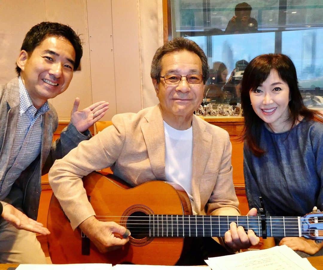 伍代夏子のインスタグラム：「今日の「ふんわり」は、ゲストに弦哲也先生をお迎えしてお送りしました。 冒頭の先生の弾き語りの「天城越え」…トリハダものでしたネ❣️ お聴きくださった皆サマ、沢山のメール、メッセージをありがとうございました😊 来週も聴いてね〜 #nhkラジオ第1  #ふんわり  #生放送  #水曜日は早起き #弦哲也 さん #稲垣秀人アナウンサー  #伍代夏子」