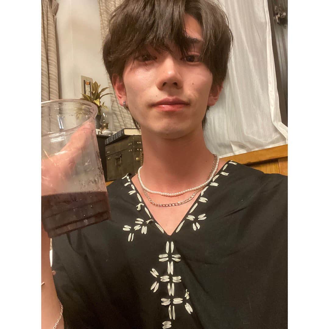 樋口晃平のインスタグラム：「ドラマ体感予報にて、葉がお酒を飲むシーンがございましたが僕はお酒を飲むと目から順に顔が赤くなっていきます。  あ、明日3話ですね〜☺︎」