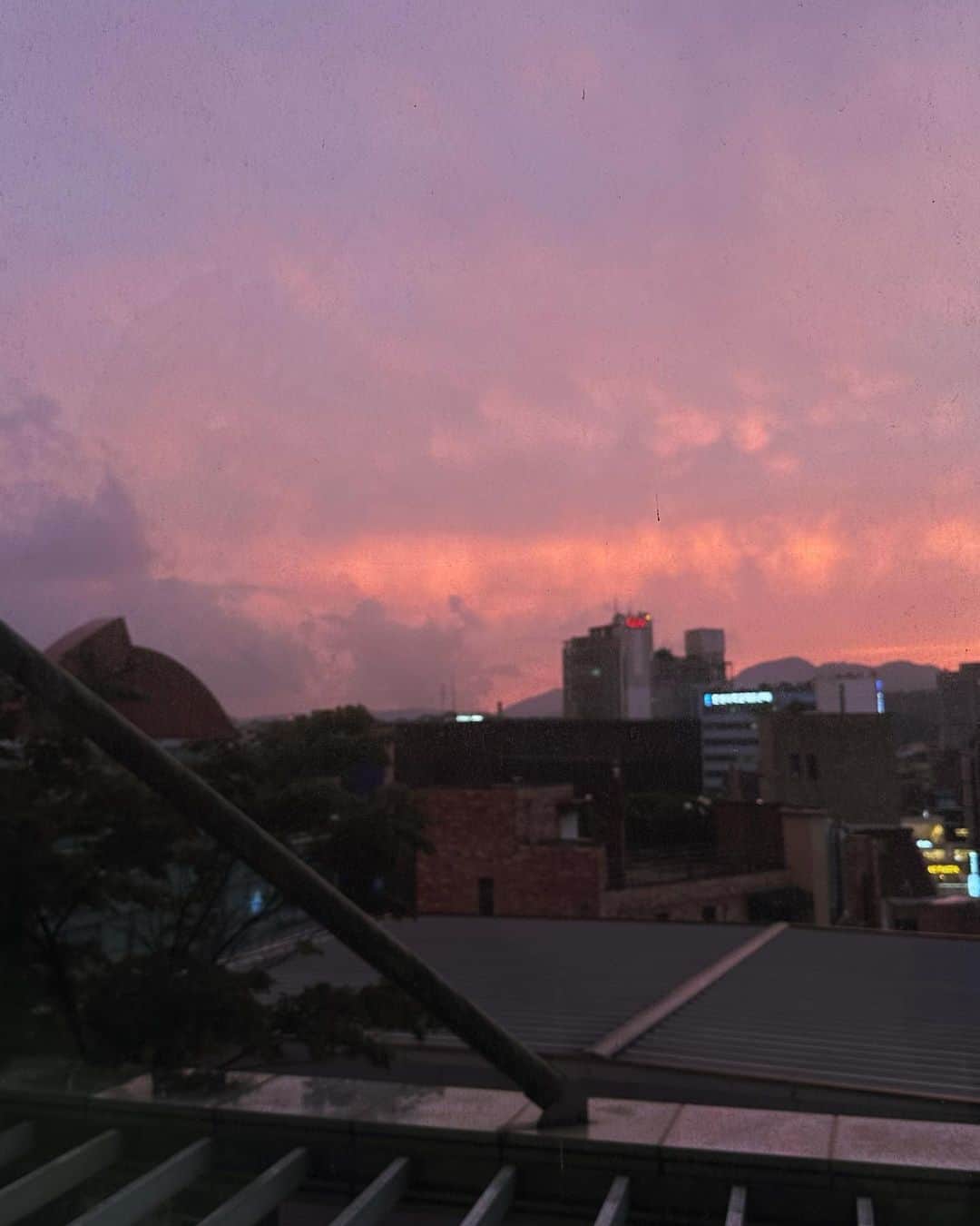 ジェイさんのインスタグラム写真 - (ジェイInstagram)「#분홍색하늘 훌륭하신 분들과 작업할 수 있음에 정말 감사한 오늘..💜」8月30日 22時38分 - kimjeii