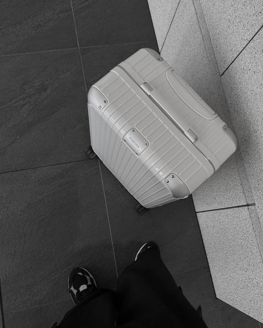 JUN / Yohukasiさんのインスタグラム写真 - (JUN / YohukasiInstagram)「RIMOWA◻️ ⁡ 旅行が増えてきたので ずっと欲しかった白RIMOWAをついにお迎えしました  汚れませんように... ⁡ #rimowa  #tesla  ⁡」8月30日 22時49分 - yohukasi_re