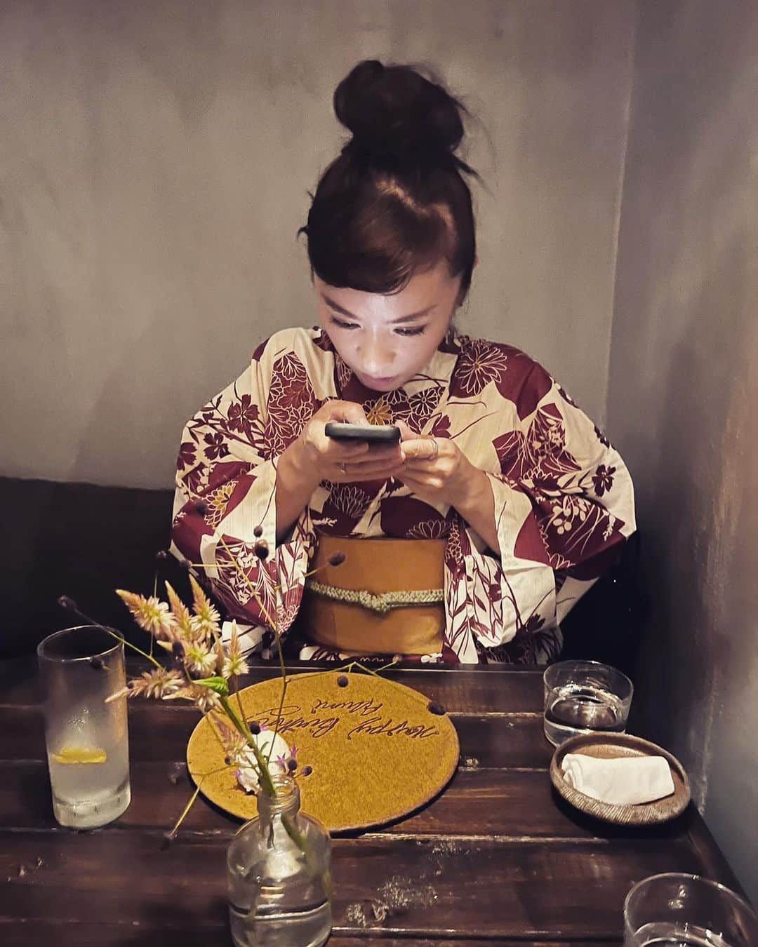 azumiさんのインスタグラム写真 - (azumiInstagram)「８月２９日 昨日はお誕生日でした たくさんのメッセージありがとうございます🙏 楽しい毎日を送っていますが、大好きな人に囲まれながらますます健やかに笑っていたいなと思っています 頑張りすぎず頑張ります 今年も宜しくお願い致します🙏（正月？）  #wyolica #azumicha #azumi #azumikimono  #日本茶アドバイザー #日本茶インストラクター  #マイケルと同じ誕生日 #YOUさんも #ヨン様も #ダイナワシントンも #チャーリーパーカーも　#八代亜紀さんも」8月30日 22時42分 - xx_azumi_xx