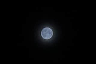 田井弘子さんのインスタグラム写真 - (田井弘子Instagram)「「月が綺麗ですね」 今夜から31日朝にかけてが #スーパーブルームーン 🌕 13年ぶり！今年最大の満月‼️ 月光浴して運気あげちゃお✨ スマホの限界撮影〜笑」8月30日 22時44分 - hirokotai