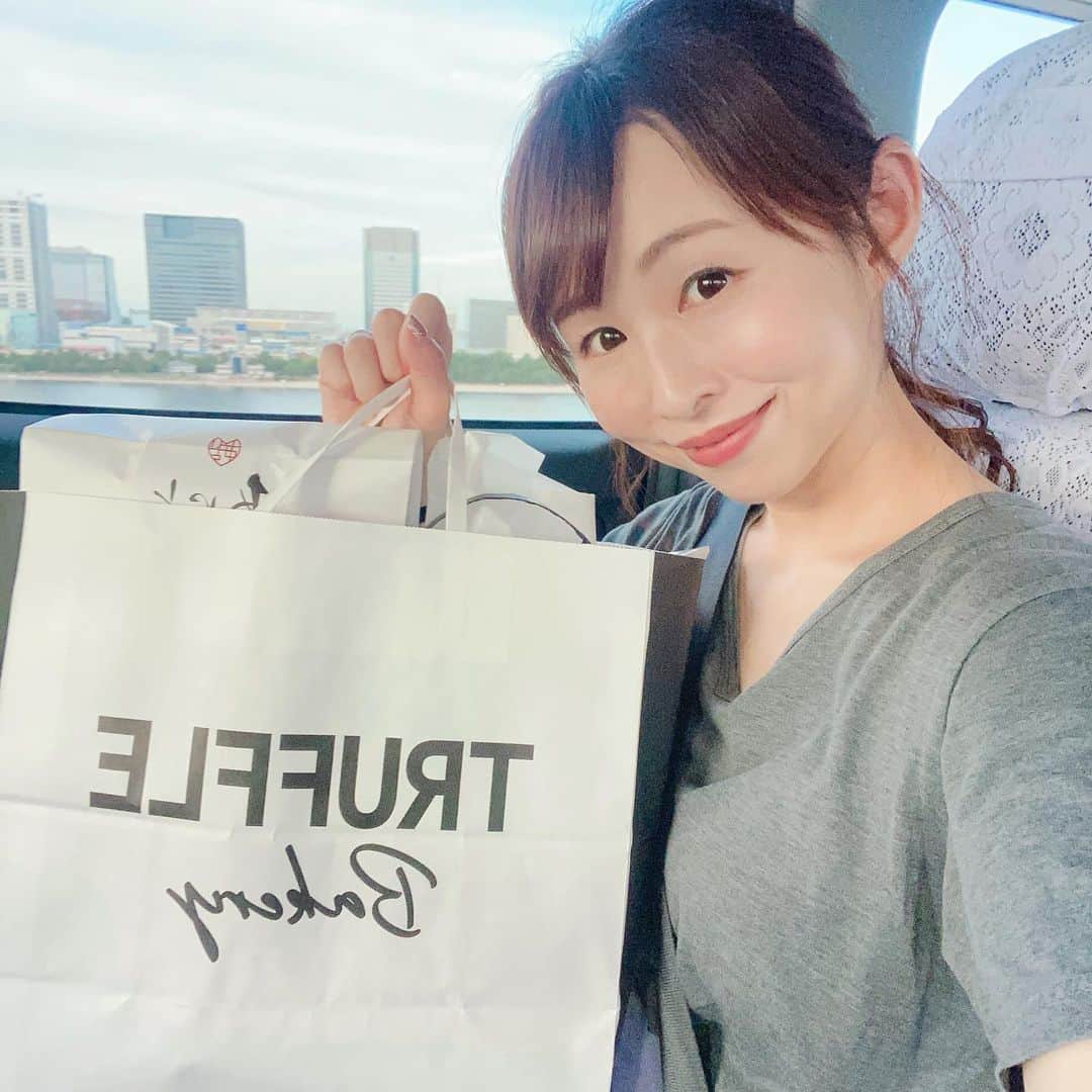 大堀恵のインスタグラム：「ご無沙汰しております❤︎ え、、わたし40歳になったみたいです🤭笑 お祝いのコメントありがとうございました💐  トリュフパン本当大好きです🥐✨✨ 好きすぎてお店の帽子買おうか悩んでいます🤭」