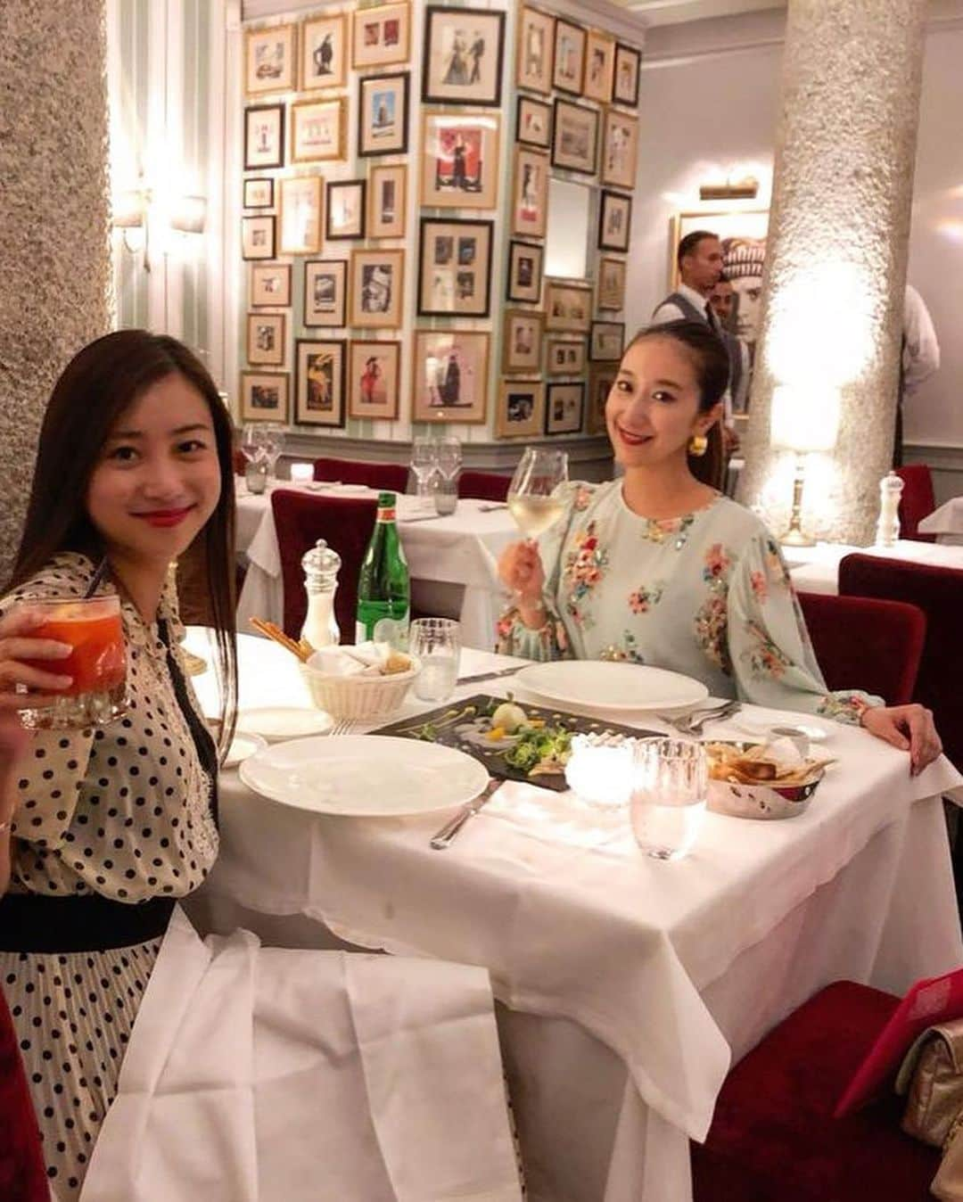 花井瑠美さんのインスタグラム写真 - (花井瑠美Instagram)「イタリア🇮🇹 髪長いとこうなる💜  髪の長さでファッションも変わるし 中身まで変わる？  私はそのTPOまるごと それを楽しむタイプ🪐  世界観が自由に行き来できるのって楽しいなぁ🇯🇵🇮🇹  うん、あるある🧚‍♀️🌈  イタリアのど真ん中は、 @elisabettafranchi のショーに感激して💞 3歳から通ってる @mroman_azabu さんのご招待で💜 それはそれで最高で ポルトフィーノやフィレンツェ  アマルフィ海岸がとにかく好き❤️ カプリ、カンたなニース、街並みが大好き🩵  人って本当に環境で人生ガラッと変わるのですね  全てall ok🌏冒険だからね🪐  自分の好きを大切に⚜️ 好きでもない世界をいいね！とか言ってみたり 合わせ過ぎると枯れ果てちゃったりするものです🥀  どれも楽しめちゃうのが良いとこなんだけど、好きは大切💜 学び🌏🌈  @elisabettafranchi  @gianvitorossi」8月30日 22時46分 - floworld_r369