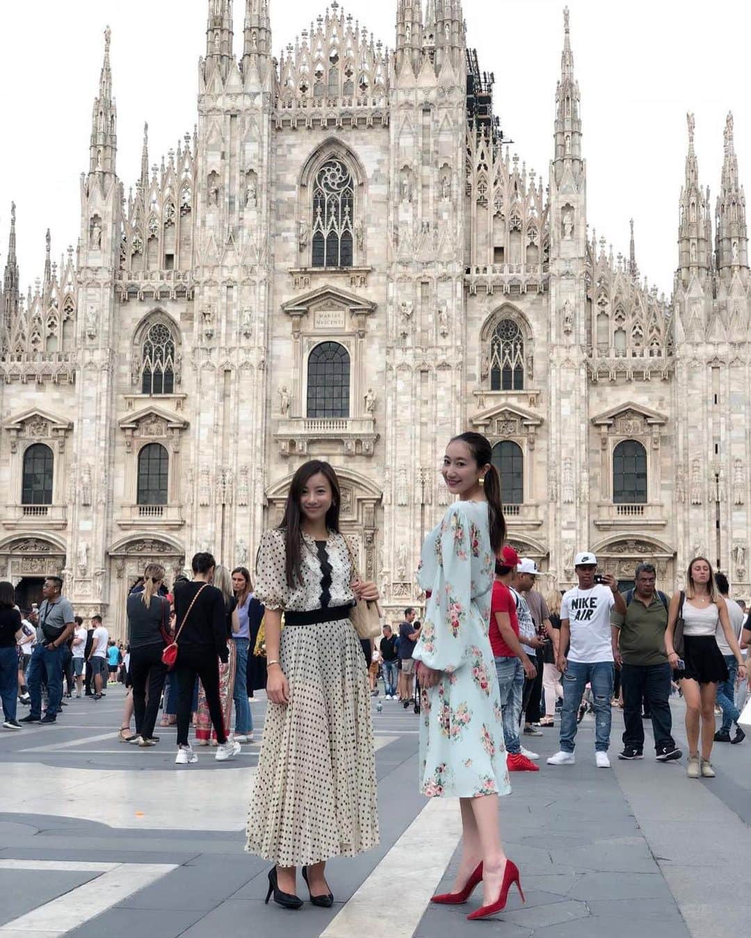 花井瑠美のインスタグラム：「イタリア🇮🇹 髪長いとこうなる💜  髪の長さでファッションも変わるし 中身まで変わる？  私はそのTPOまるごと それを楽しむタイプ🪐  世界観が自由に行き来できるのって楽しいなぁ🇯🇵🇮🇹  うん、あるある🧚‍♀️🌈  イタリアのど真ん中は、 @elisabettafranchi のショーに感激して💞 3歳から通ってる @mroman_azabu さんのご招待で💜 それはそれで最高で ポルトフィーノやフィレンツェ  アマルフィ海岸がとにかく好き❤️ カプリ、カンたなニース、街並みが大好き🩵  人って本当に環境で人生ガラッと変わるのですね  全てall ok🌏冒険だからね🪐  自分の好きを大切に⚜️ 好きでもない世界をいいね！とか言ってみたり 合わせ過ぎると枯れ果てちゃったりするものです🥀  どれも楽しめちゃうのが良いとこなんだけど、好きは大切💜 学び🌏🌈  @elisabettafranchi  @gianvitorossi」