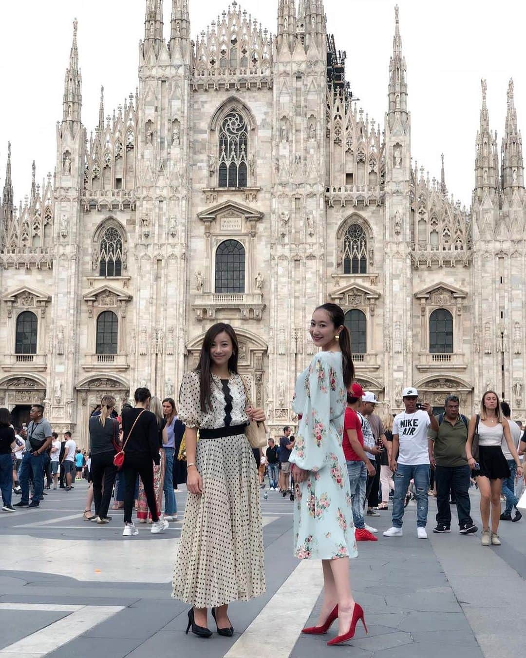 花井瑠美のインスタグラム：「イタリア🇮🇹 髪長いとこうなる💜  髪の長さでファッションも変わるし 中身まで変わる？  私はそのTPOまるごと それを楽しむタイプ🪐  世界観が自由に行き来できるのって楽しいなぁ🇯🇵🇮🇹  うん、あるある🧚‍♀️🌈  イタリアのど真ん中は、 @elisabettafranchi のショーに感激して💞 3歳から通ってる @mroman_azabu さんのご招待で💜 それはそれで最高で ポルトフィーノやフィレンツェ  アマルフィ海岸がとにかく好き❤️ カプリ、カンたなニース、街並みが大好き🩵  人って本当に環境で人生ガラッと変わるのですね  全てall ok🌏冒険だからね🪐  自分の好きを大切に⚜️ 好きでもない世界をいいね！とか言ってみたり 合わせ過ぎると枯れ果てちゃったりするものです🥀  どれも楽しめちゃうのが良いとこなんだけど、好きは大切💜 学び🌏🌈  @elisabettafranchi  @gianvitorossi」