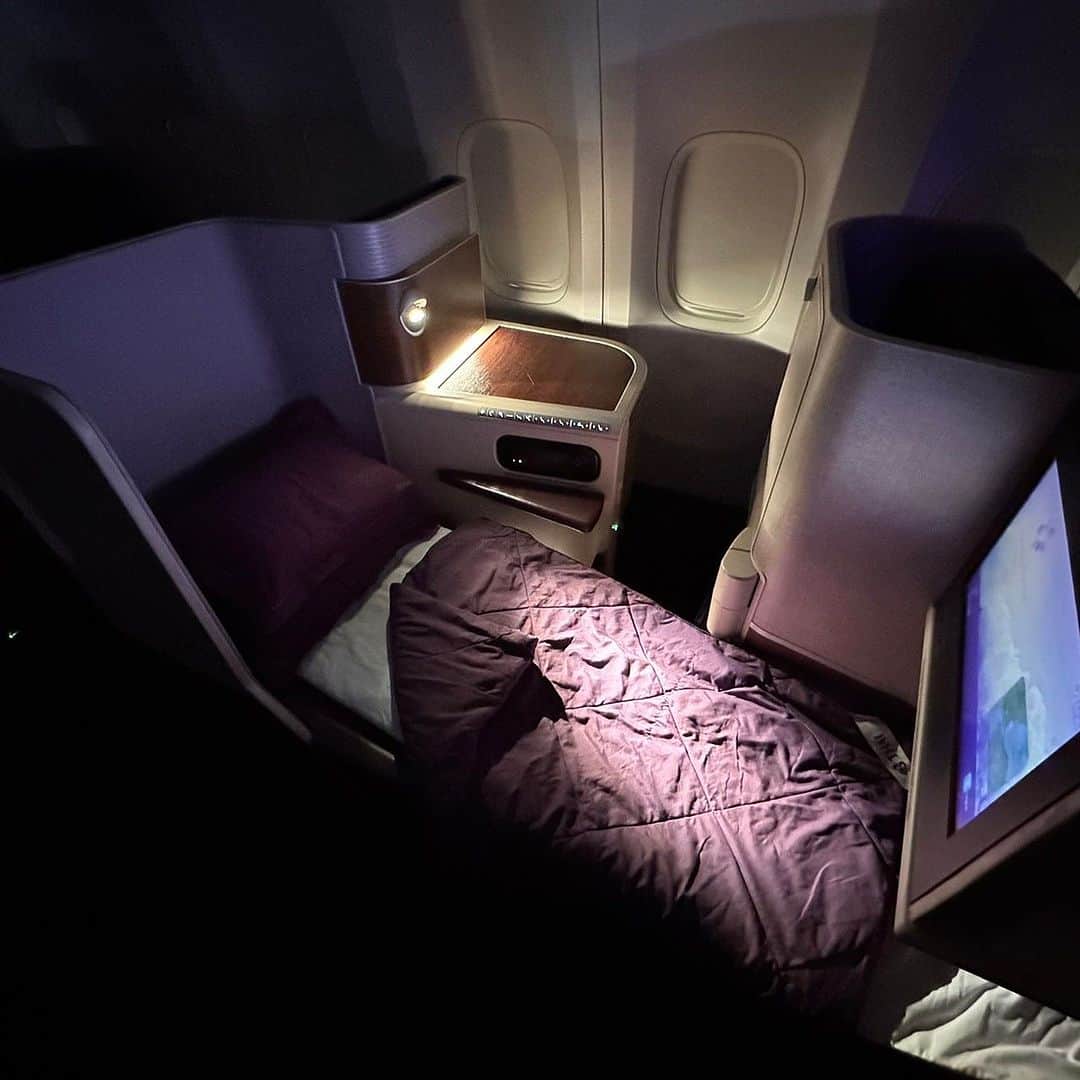 タイ航空のインスタグラム：「Settling in for a cozy night's rest on board with Thai Airways' Royal Silk Class. 😴✈️ . . .  #ThaiAirways #smoothassilk #businessclass #royalsilkclass #service #goodnight #travelcomfort」