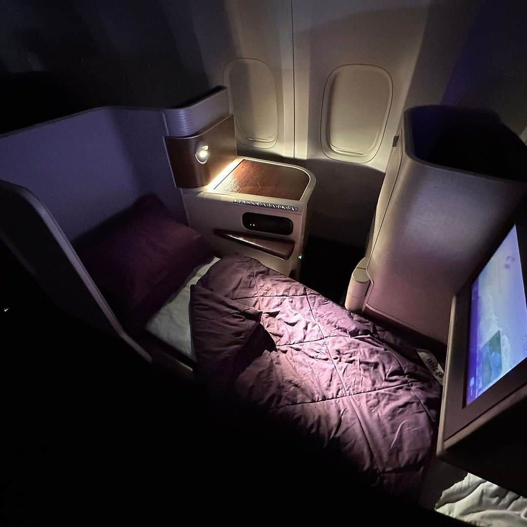 タイ航空さんのインスタグラム写真 - (タイ航空Instagram)「Settling in for a cozy night's rest on board with Thai Airways' Royal Silk Class. 😴✈️ . . .  #ThaiAirways #smoothassilk #businessclass #royalsilkclass #service #goodnight #travelcomfort」8月30日 22時46分 - thaiairways