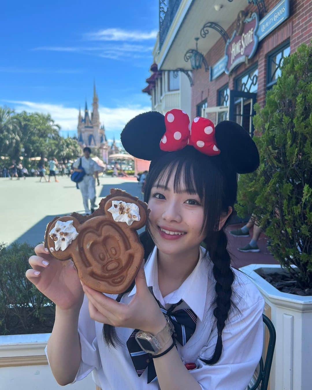 ひまひまチャンネルのインスタグラム：「🎀🎀🎀  高校生になったら絶対にしたかった制服ディズニー！💞 最高すぎた。。  夏休みやっぱり一生続いてほしい。   #ひまひまチャンネル  #ひまひま #ディズニーランド」
