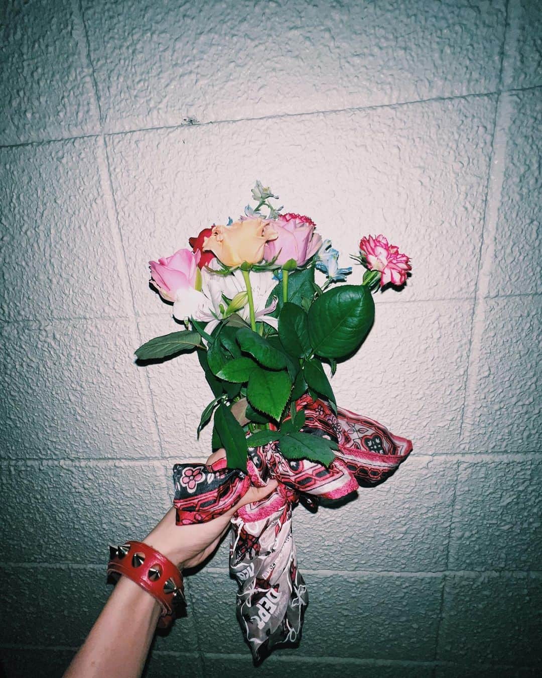 のインスタグラム：「. 🌹Happy Birthday TSUBAME🌹 32歳になりました🦋 自分で自分にお花を買いました🫶 自分らしく頑張ります🫶 沢山のメッセージありがとうございます🥹 嬉しいな。。 沢山のラブに生かされてます。 またみんなお話しきいてください❤️‍🔥 つばめはお喋りが好きなので☺️ 愛してます🫶 .」