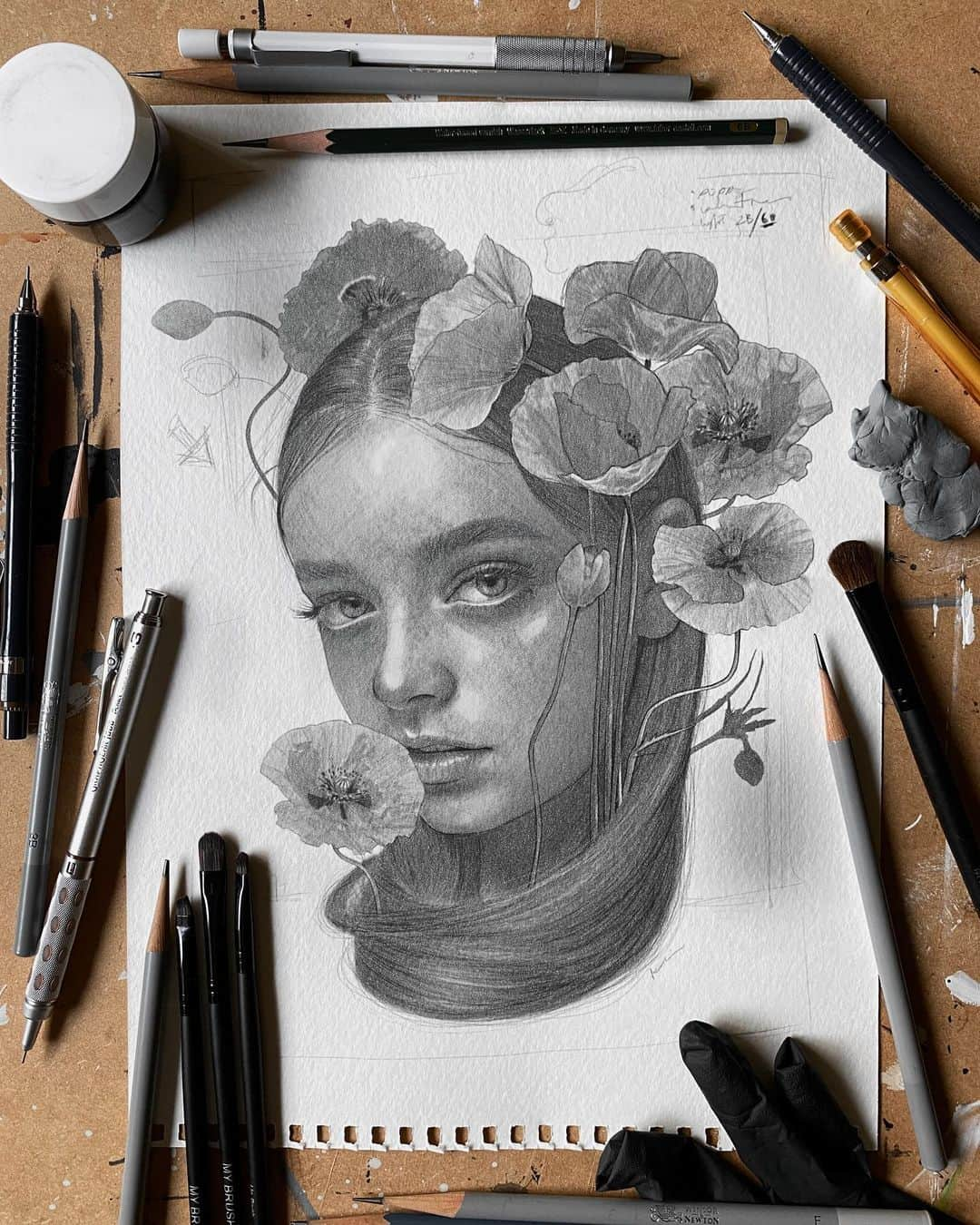 目黒ケイのインスタグラム：「Poppy❤️  2B-6B pencils and graphite powder on watercolor paper」