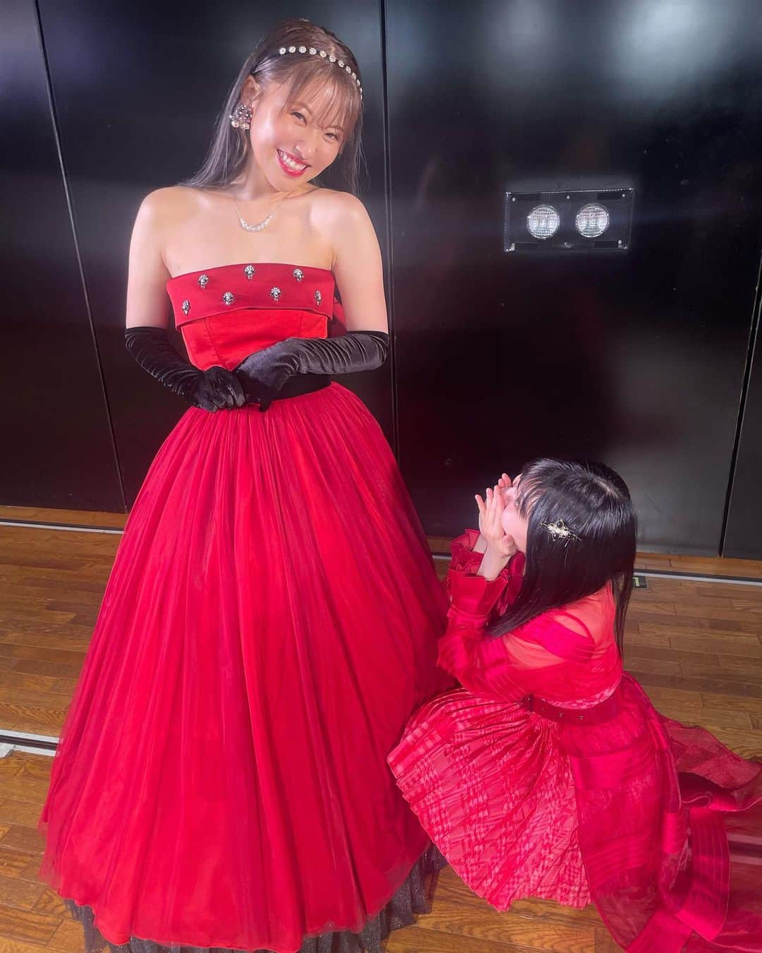 谷真理佳さんのインスタグラム写真 - (谷真理佳Instagram)「8月28日 AKB48劇場「重力シンパシー」 中西智代梨卒業公演でした。 智代梨のお陰で一緒にステージ立てました👭 大切な曲「今 君を想う」「桜みんなで食べた」 二曲を歌うことができ隣で歌いながら 今までの思い出達が鮮明に蘇りました。  私にとって智代梨は 中学生の同級生、親友、 アイドルの先輩であり 私の人生を変えてくれた存在です。 智代梨の「オーディション受けてみたら？」の一言から始まり智代梨のお陰で今の私が居て、たくさんの景色を見ることができました。私の人生を明るく導いてくれて本当に感謝しかないです。時に、お互い比べられて辛い想いをさせてしまったかもしれない、と悔いた時期が自分の中でありました。ですが移籍を経験し色んなことを味わったからこそ今の道があり私たちが居ると思います。 智代梨、たくさんたくさん有難う  卒業公演当日、 出演するAKB48のみんなと！ 沢山お話しもできて改めて、 智代梨の人柄、慕われてるなと感動した✨ 素敵な仲間達出会えてよかったね🥹💗  メンバーにスタッフさんそして、 ファンの方々に愛される姿を見届けられて幸せ！ 12年間アイドルお疲れ様でした🌸  卒業おめでとう！！！㊗️ （ドレス姿は今まで見た中で一番綺麗でした！） #中西売れろ  #鳥 #ちょりまり」8月30日 22時52分 - marika_tani