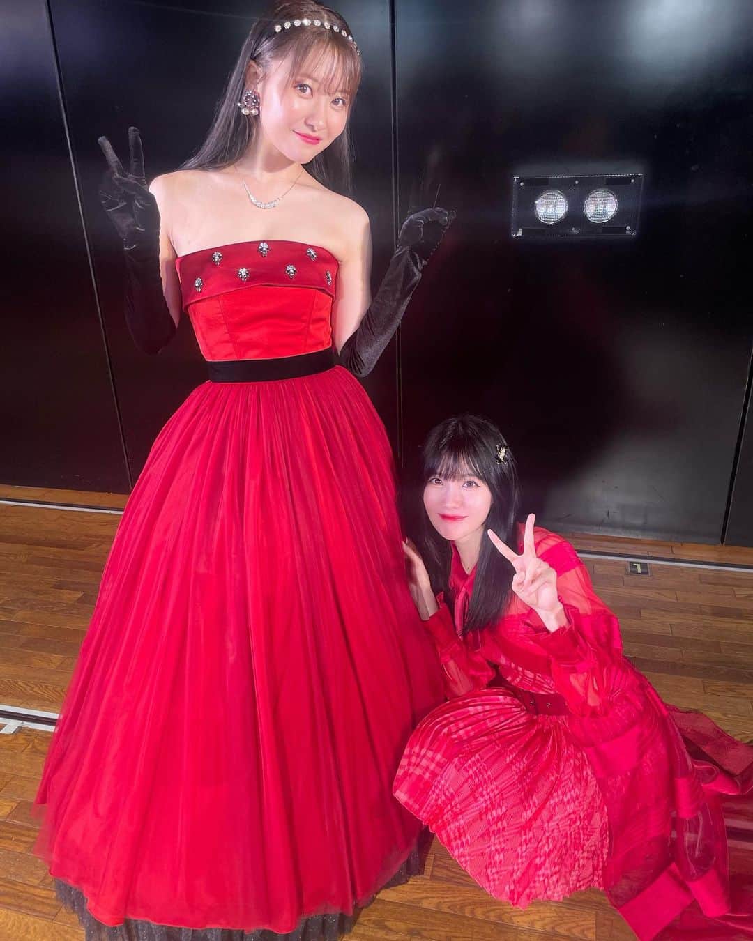 谷真理佳さんのインスタグラム写真 - (谷真理佳Instagram)「8月28日 AKB48劇場「重力シンパシー」 中西智代梨卒業公演でした。 智代梨のお陰で一緒にステージ立てました👭 大切な曲「今 君を想う」「桜みんなで食べた」 二曲を歌うことができ隣で歌いながら 今までの思い出達が鮮明に蘇りました。  私にとって智代梨は 中学生の同級生、親友、 アイドルの先輩であり 私の人生を変えてくれた存在です。 智代梨の「オーディション受けてみたら？」の一言から始まり智代梨のお陰で今の私が居て、たくさんの景色を見ることができました。私の人生を明るく導いてくれて本当に感謝しかないです。時に、お互い比べられて辛い想いをさせてしまったかもしれない、と悔いた時期が自分の中でありました。ですが移籍を経験し色んなことを味わったからこそ今の道があり私たちが居ると思います。 智代梨、たくさんたくさん有難う  卒業公演当日、 出演するAKB48のみんなと！ 沢山お話しもできて改めて、 智代梨の人柄、慕われてるなと感動した✨ 素敵な仲間達出会えてよかったね🥹💗  メンバーにスタッフさんそして、 ファンの方々に愛される姿を見届けられて幸せ！ 12年間アイドルお疲れ様でした🌸  卒業おめでとう！！！㊗️ （ドレス姿は今まで見た中で一番綺麗でした！） #中西売れろ  #鳥 #ちょりまり」8月30日 22時52分 - marika_tani