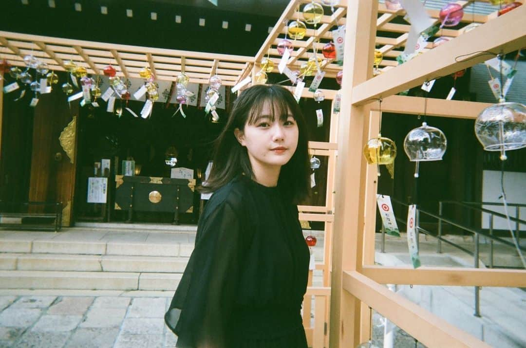 瀧野由美子のインスタグラム：「. 今年の夏もあっという間ですね、🎐  #stu48 #瀧野由美子  #風鈴 #神社巡り  #フィルムカメラ」